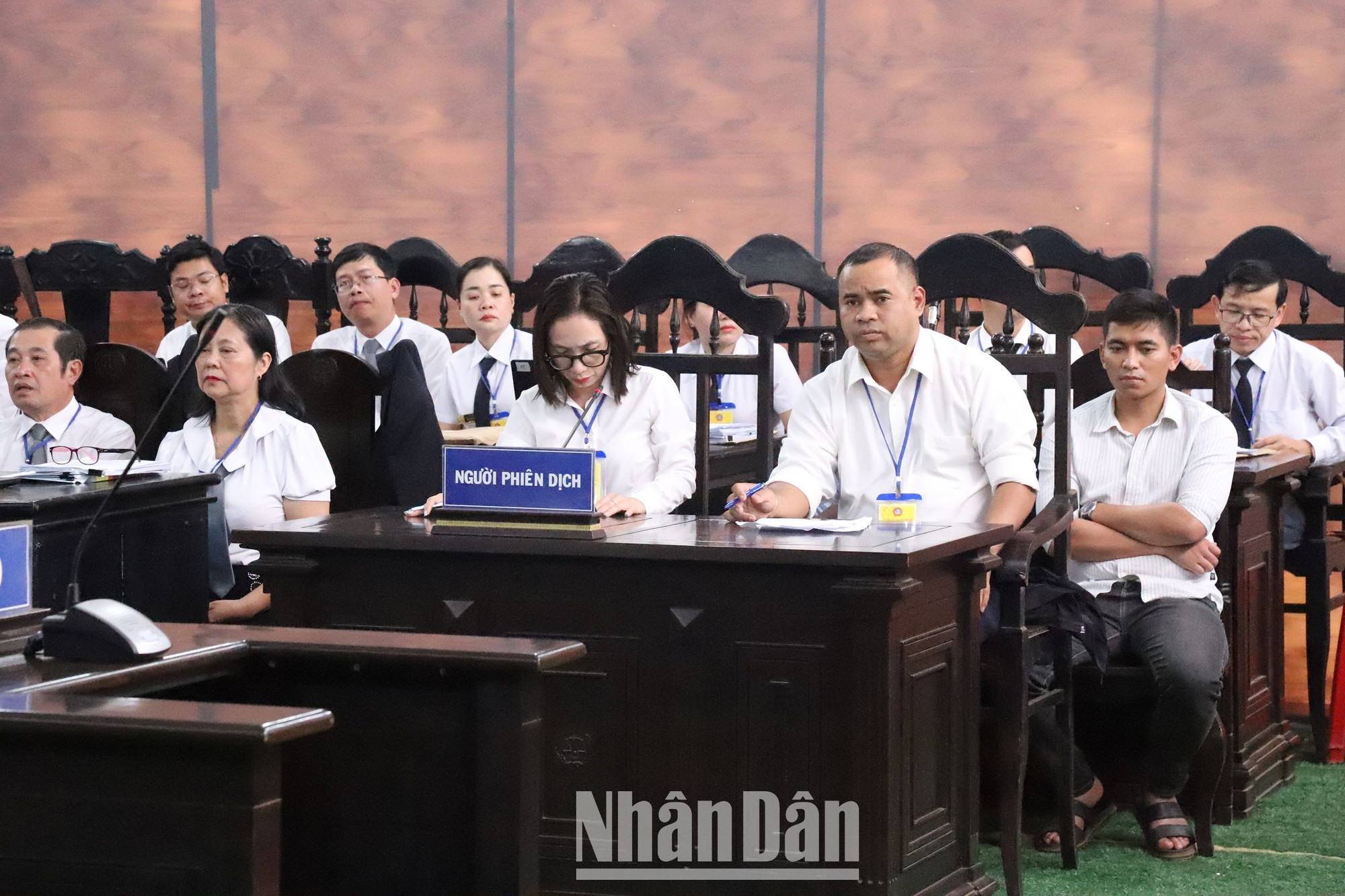 Do phần lớn các bị cáo là người dân tộc thiểu số nên tại phiên tòa có người phiên dịch tiếng Ê-đê, Jarai sang tiếng phổ thông, bảo đảm quyền lợi cho các bị cáo.