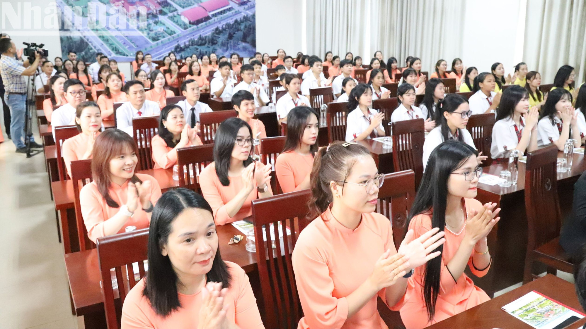 Các thầy cô giáo và học sinh Trường Hoàng Việt dự buổi làm việc với Phó Thủ tướng Thường trực Chính phủ Nguyễn Hòa Bình.