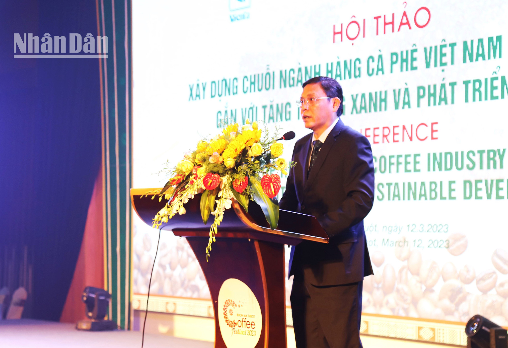 Phó Chủ tịch Thường trực Ủy ban nhân dân tỉnh Đắk Lắk Nguyễn Tuấn Hà phát biểu tại Hội thảo xây dựng chuỗi ngành hàng cà-phê Việt Nam gắn với tăng trưởng xanh và phát triển.