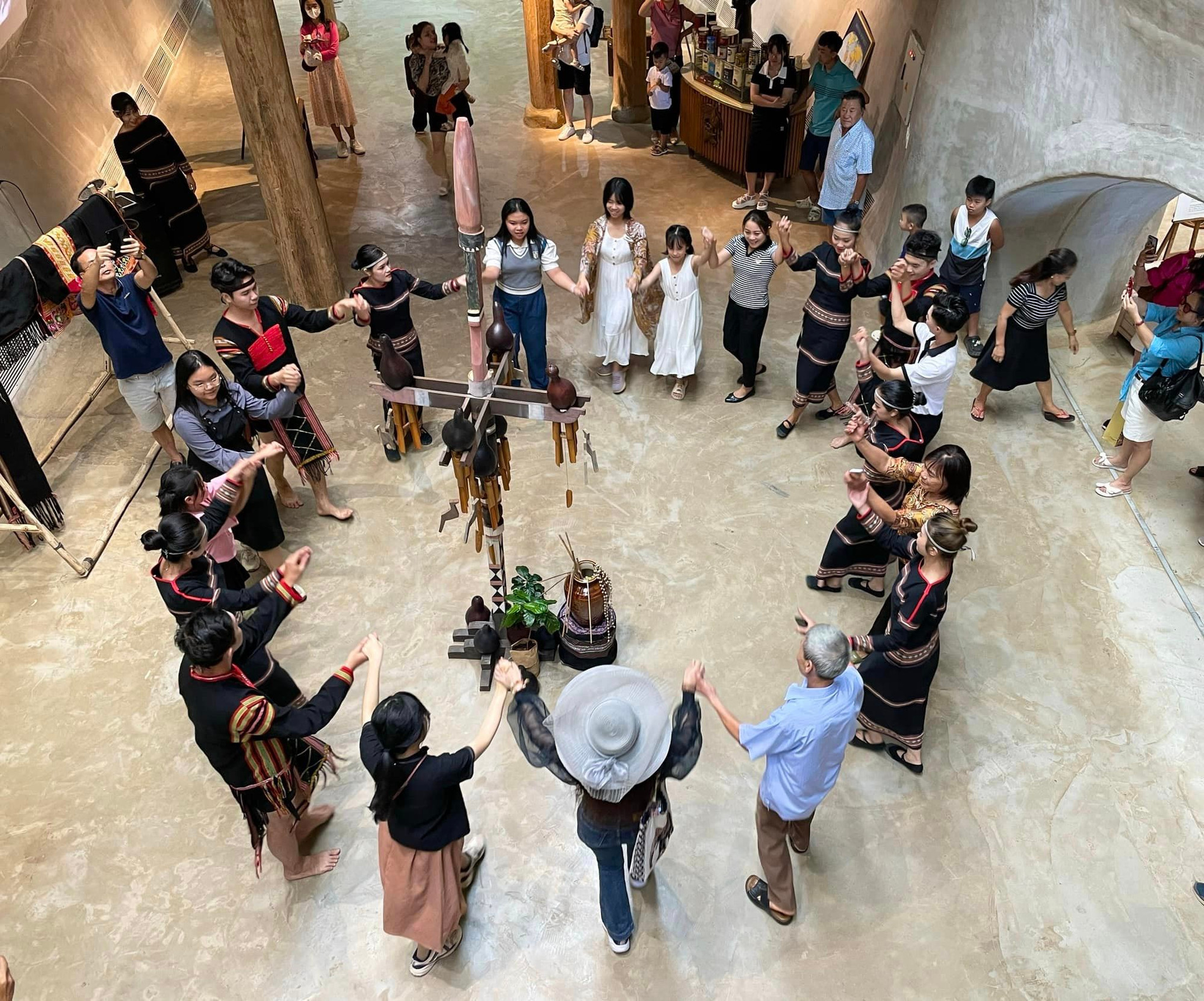 Các hình thức sinh hoạt văn hóa truyền thống của đồng bào các dân tộc Tây Nguyên luôn hấp dẫn với du khách.