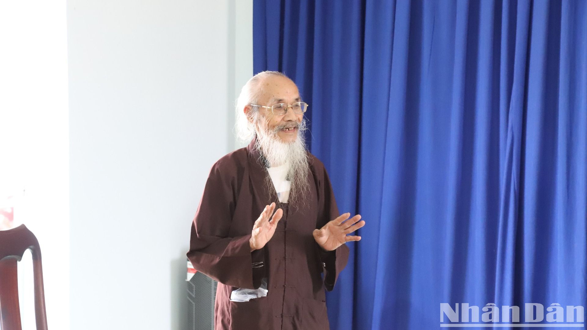 Ông Nguyễn Như Ý, ở thôn 4, xã Krông Jing, đại diện 5 gia đình cảm ơn Báo Nhân Dân và Tập đoàn Công nghiệp-Năng lượng quốc gia Việt Nam trao tặng kinh phí xây dựng nhà đại đoàn kết.