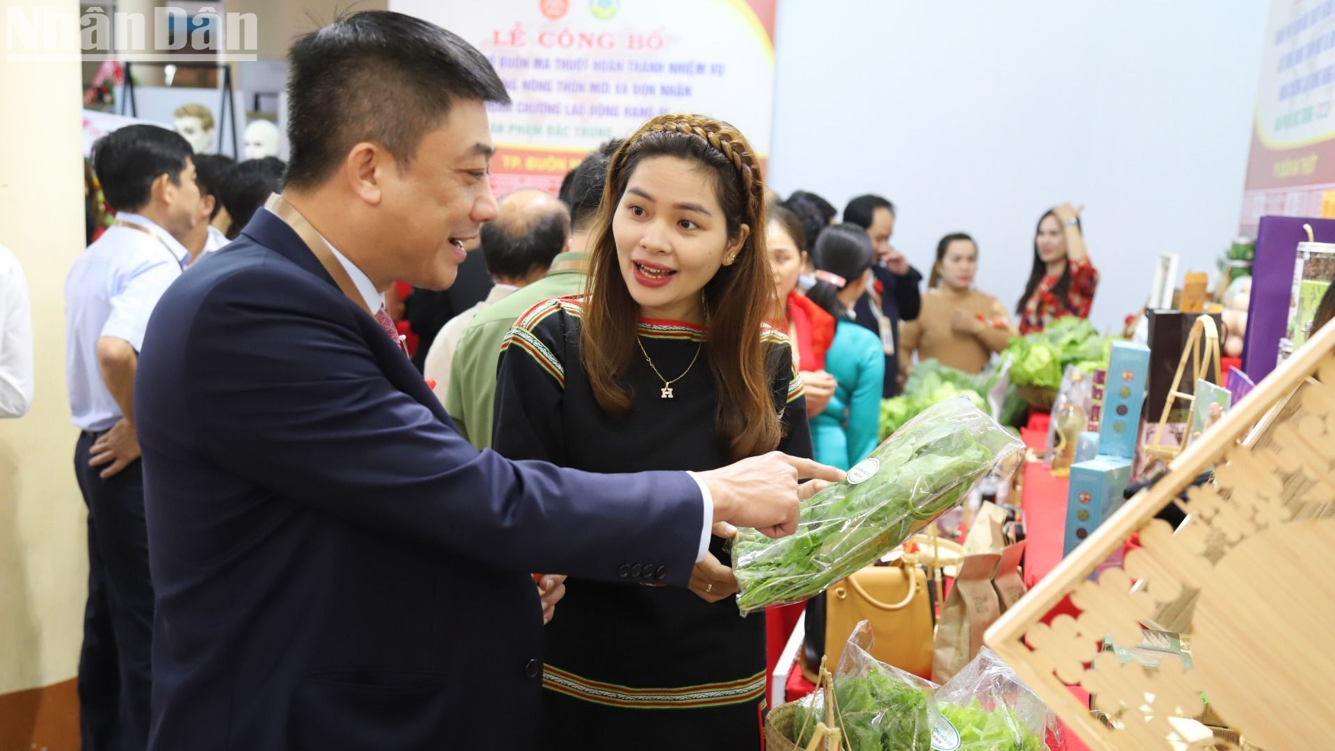 Bí thư Thành ủy Buôn Ma Thuột Từ Thái Giang thăm các cơ sở thương mại trên địa bàn thành phố.