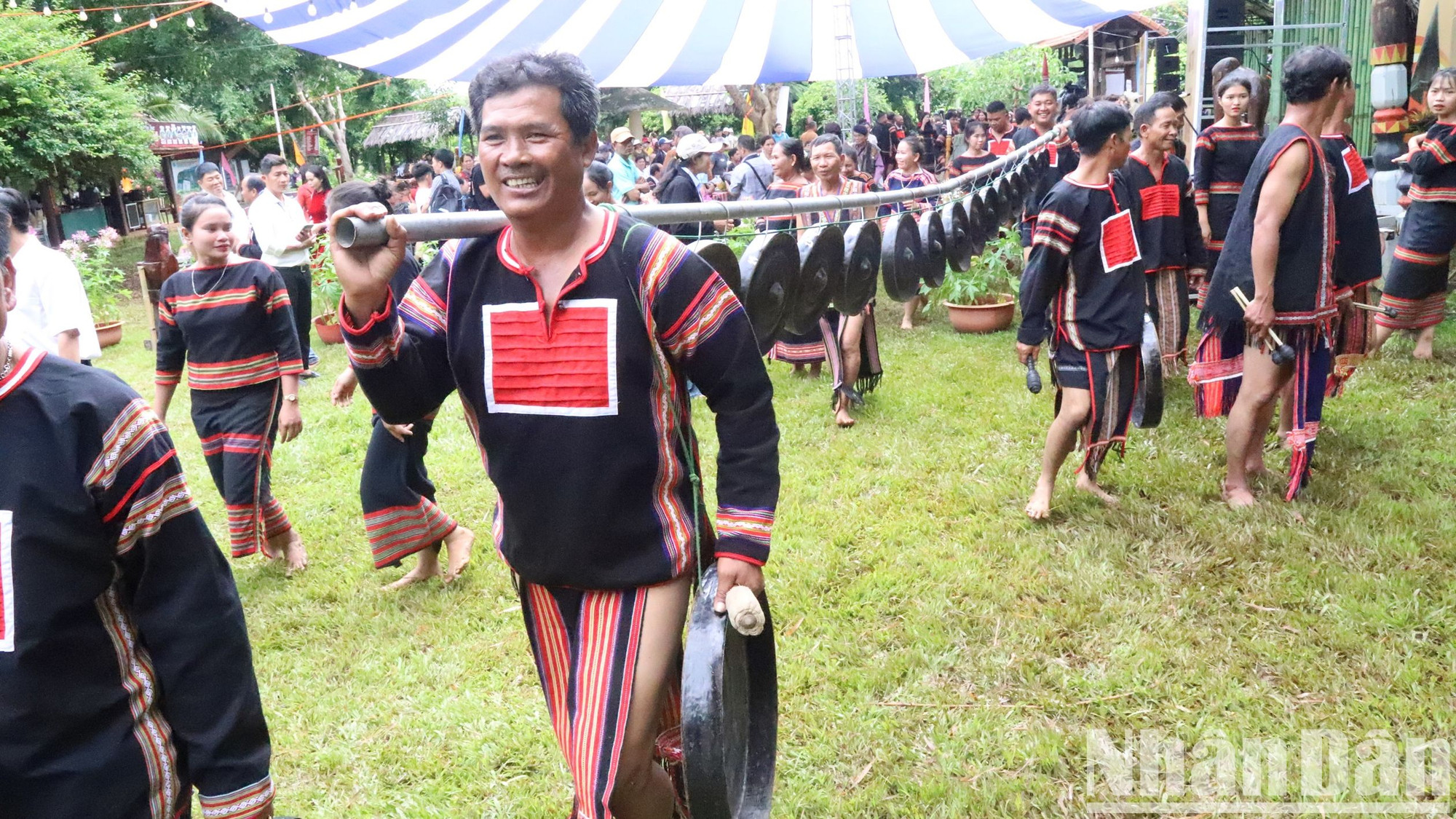 Đoàn nghệ nhân huyện Ea Súp đưa dàn chiêng Pơt của dân tộc Jrai đến biểu diễn tại Liên hoan.