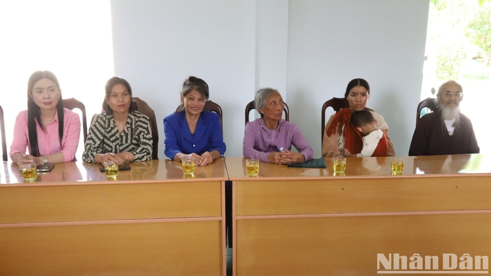 Các hộ nghèo được Báo Nhân Dân và Tập đoàn Công nghiệp-Năng lượng quốc gia Việt Nam tặng kinh phí xây dựng nhà đại đoàn kết.