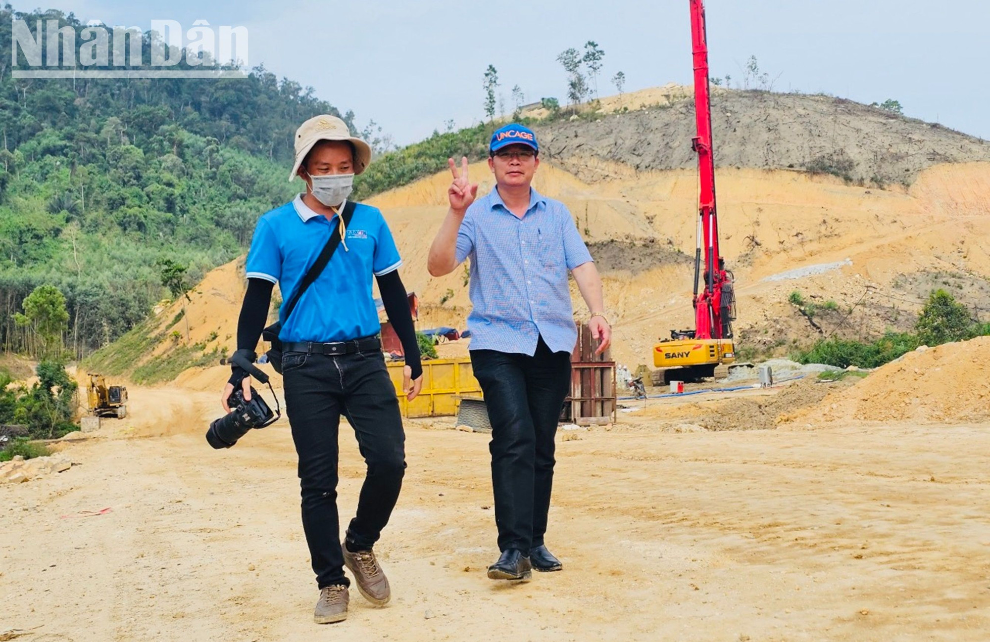 Từ thành phố Buôn Ma Thuột, các phóng viên phải vượt gần 200km theo quốc lộ 26 và hàng chục km đường đồi dốc mới đến được khu vực đang thi công gói thầu XL01 được thực hiện bởi liên danh nhà thầu do Tập đoàn Đèo Cả đứng đầu nằm trên địa bàn xã Cư San, huyện M'Đrắk, tỉnh Đắk Lắk. Từ thành phố Buôn Ma Thuột, các phóng viên phải vượt gần 200km theo quốc lộ 26 và hàng chục km đường đồi dốc mới đến được khu vực đang thi công gói thầu XL01 được thực hiện bởi liên danh nhà thầu do Tập đoàn Đèo Cả đứng đầu nằm trên địa bàn xã Cư San, huyện M'Đrắk, tỉnh Đắk Lắk.