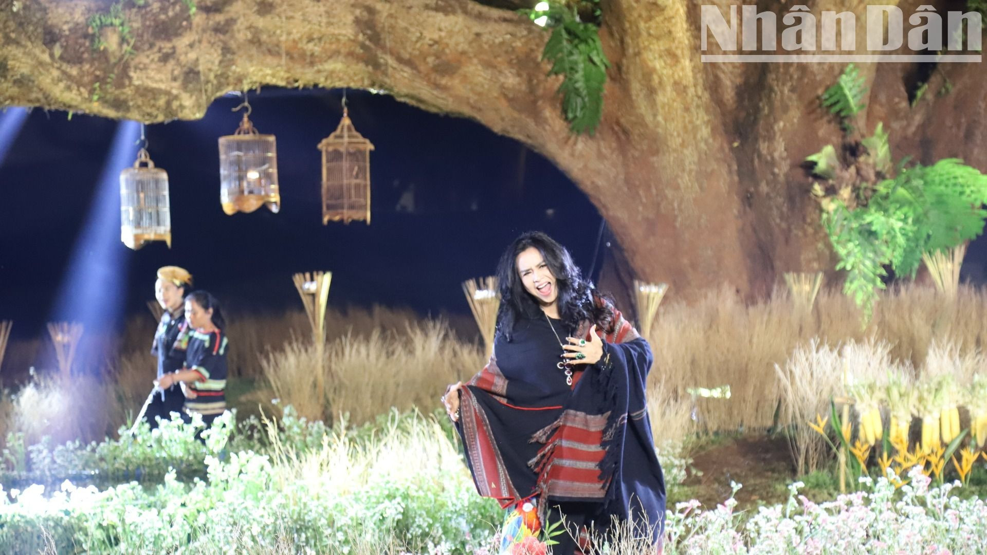 Nghệ sĩ nhân dân Thanh Lam trong trang phục thổ cẩm tham gia biểu diễn tại chương trình.