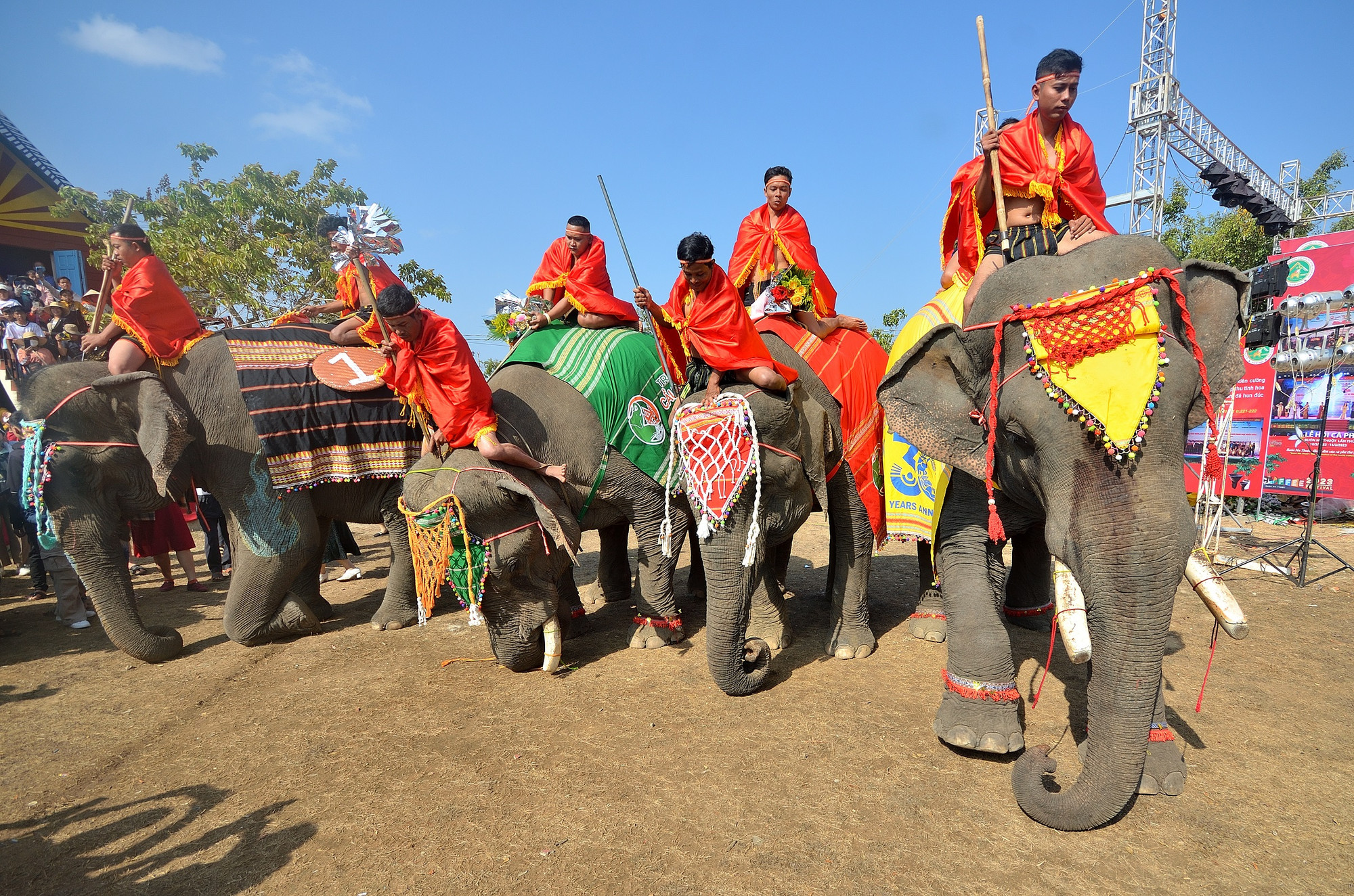 Ở Đắk Lắk còn có Hội voi Buôn Đôn, hằng năm thu hút đông đảo khách du lịch đến với vùng đất huyền thoại này.