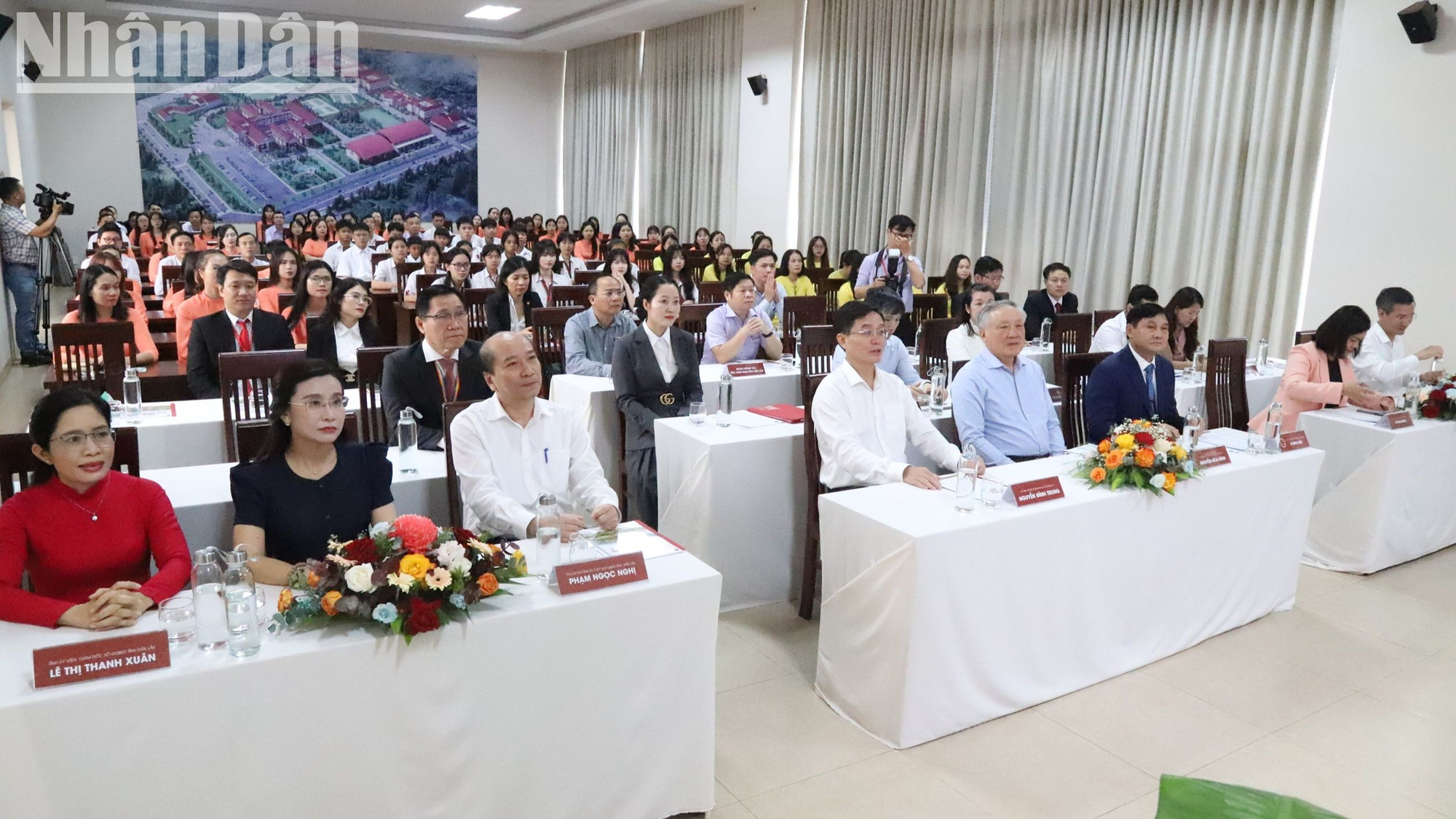 Phó Thủ tướng Thường trực Chính phủ Nguyễn Hòa Bình dự buổi làm việc với lãnh đạo Trường Hoàng Việt.