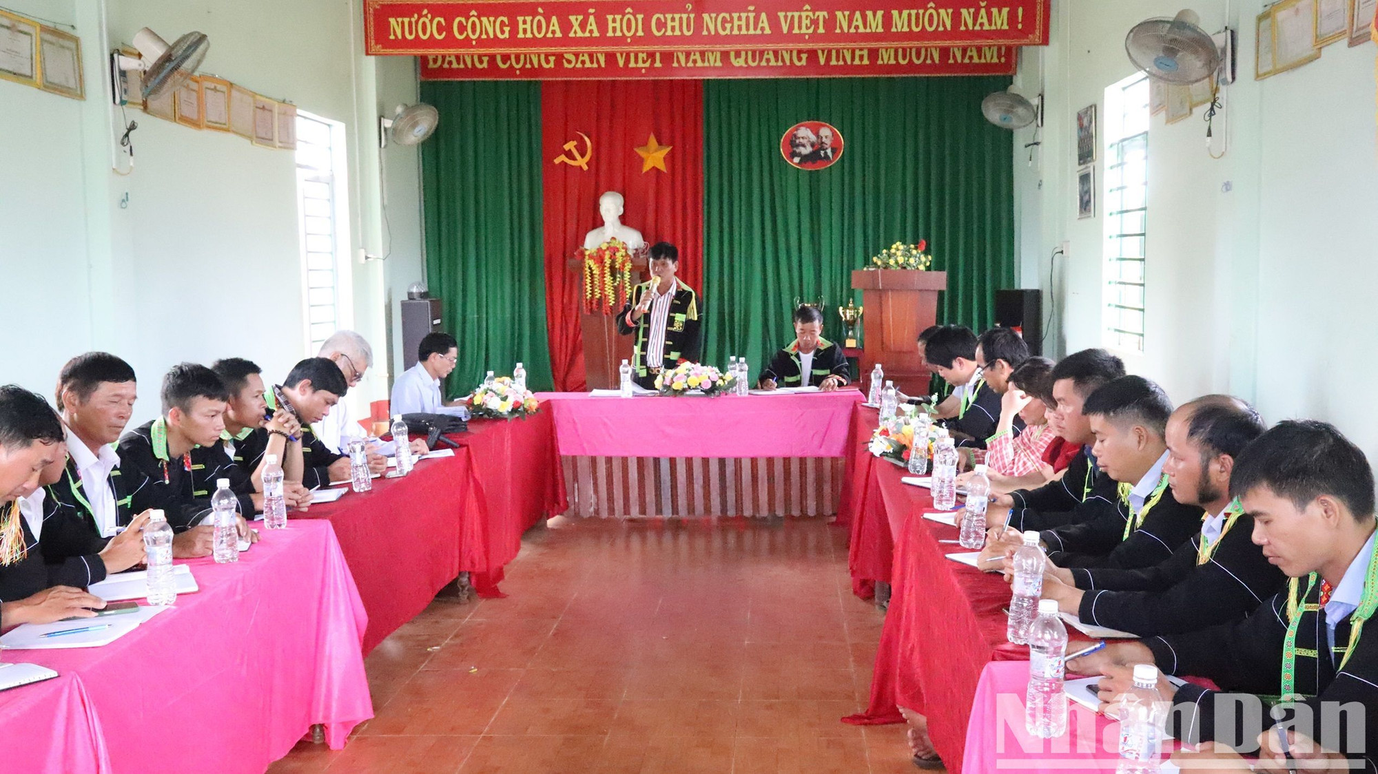 Một buổi sinh hoạt chuyên đề “Tự soi, tự sửa trong việc bảo tồn và phát huy bản sắc văn hóa các dân tộc'' của chi bộ thôn 1B, xã Ea Siên, thị xã Buôn Hồ.