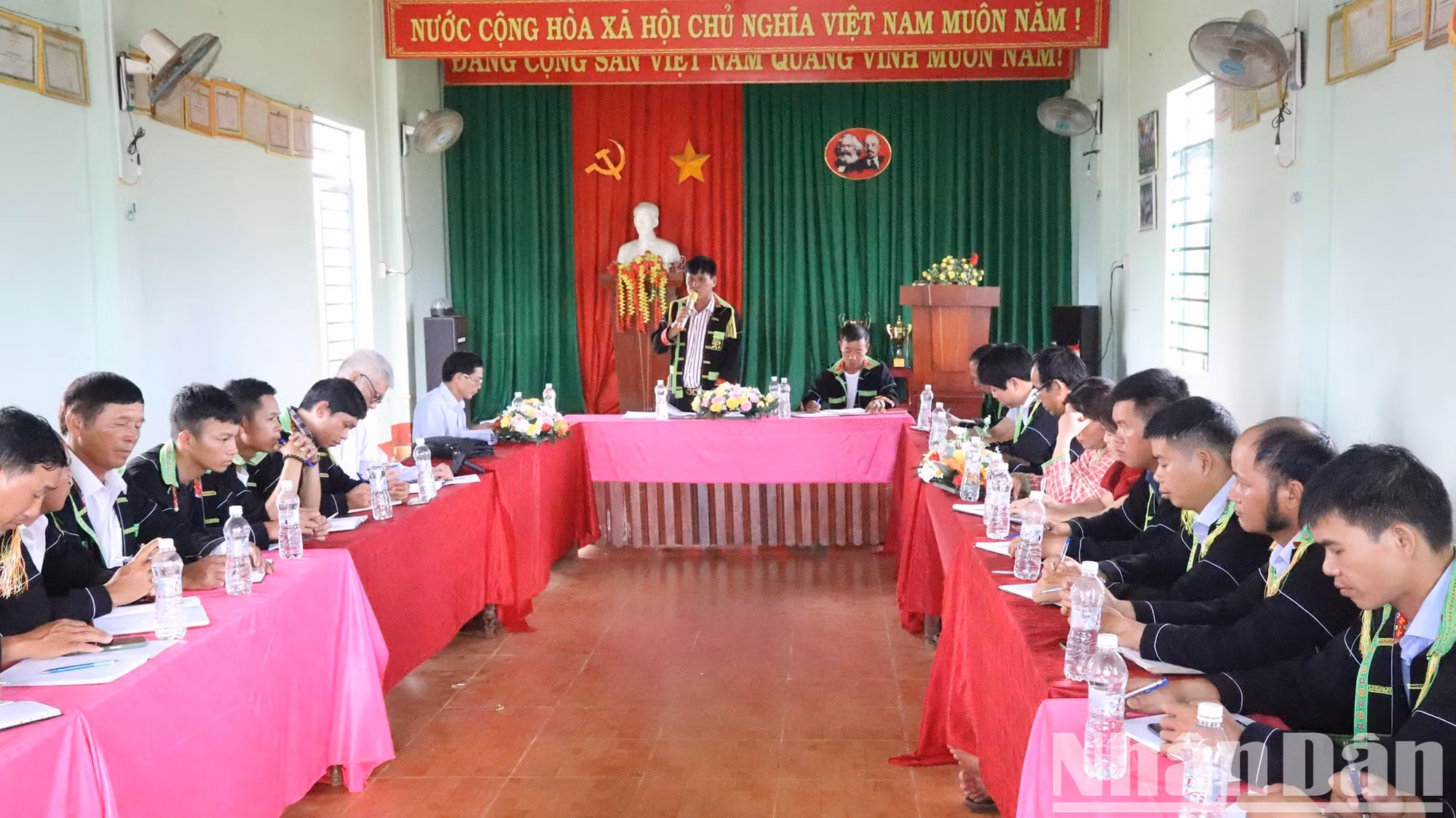 Một buổi sinh hoạt chuyên đề “Tự soi, tự sửa trong việc bảo tồn và phát huy bản sắc văn hóa các dân tộc'' của chi bộ thôn 1B, xã Ea Siên, thị xã Buôn Hồ.