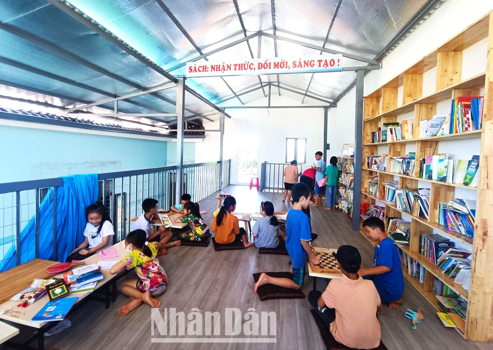 Vào dịp cuối tuần, đông đảo các em học sinh ở địa phương đến Ngôi nhà trí tuệ để đọc sách và vui chơi.