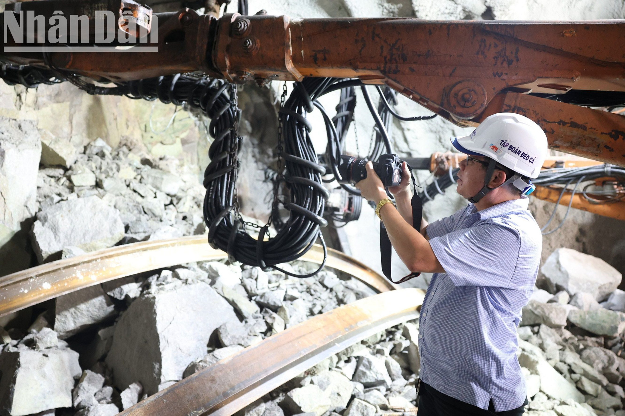 Phóng viên Báo Nhân Dân tác nghiệp trong hầm Phượng Hoàng, Dự án đầu tư xây dựng cao tốc Khánh Hòa-Buôn Ma Thuột. Phóng viên Báo Nhân Dân tác nghiệp trong hầm Phượng Hoàng, Dự án đầu tư xây dựng cao tốc Khánh Hòa-Buôn Ma Thuột.