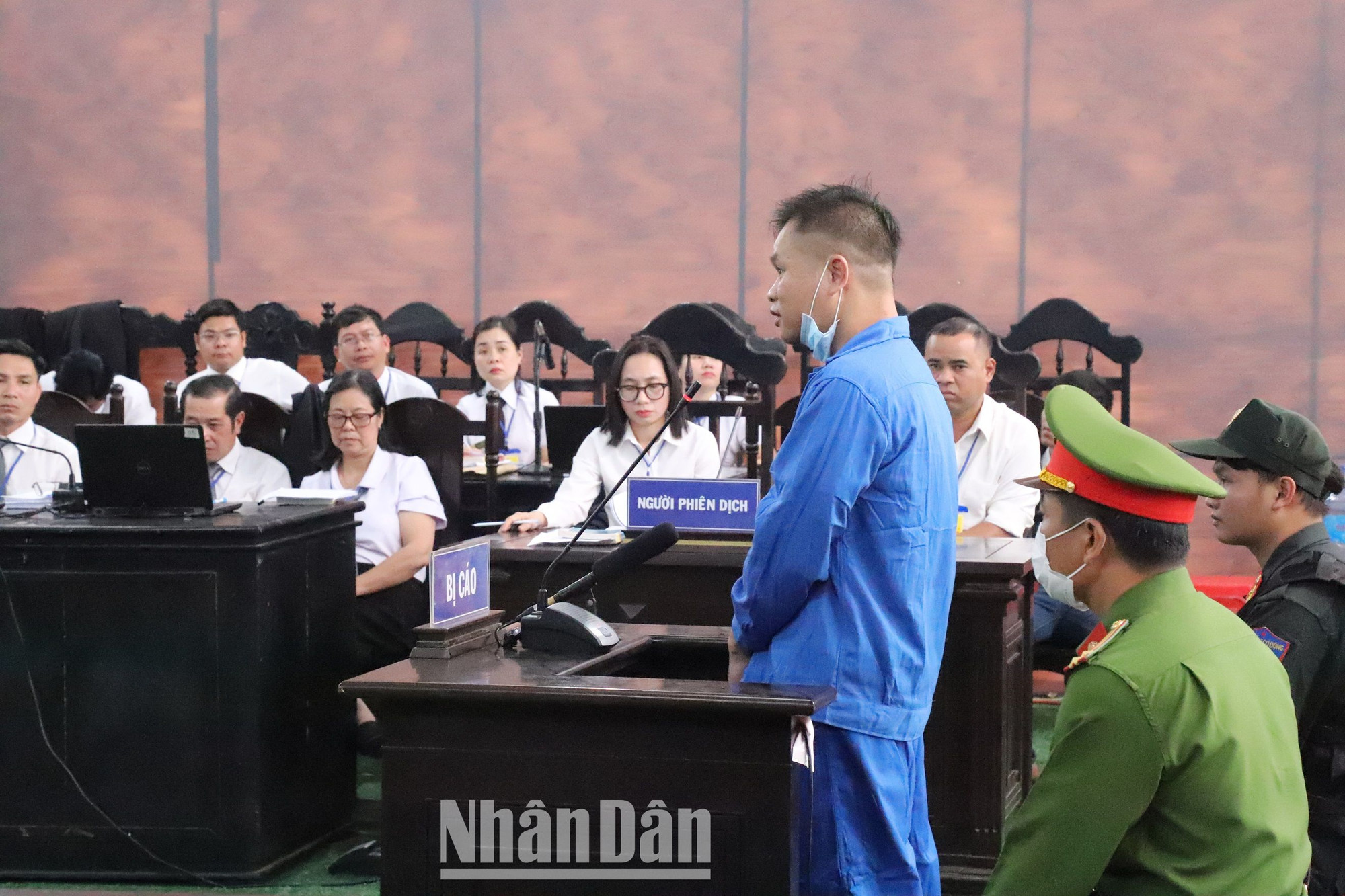 Các bị cáo trả lời thẩm vấn, xét hỏi của Hội đồng xét xử.