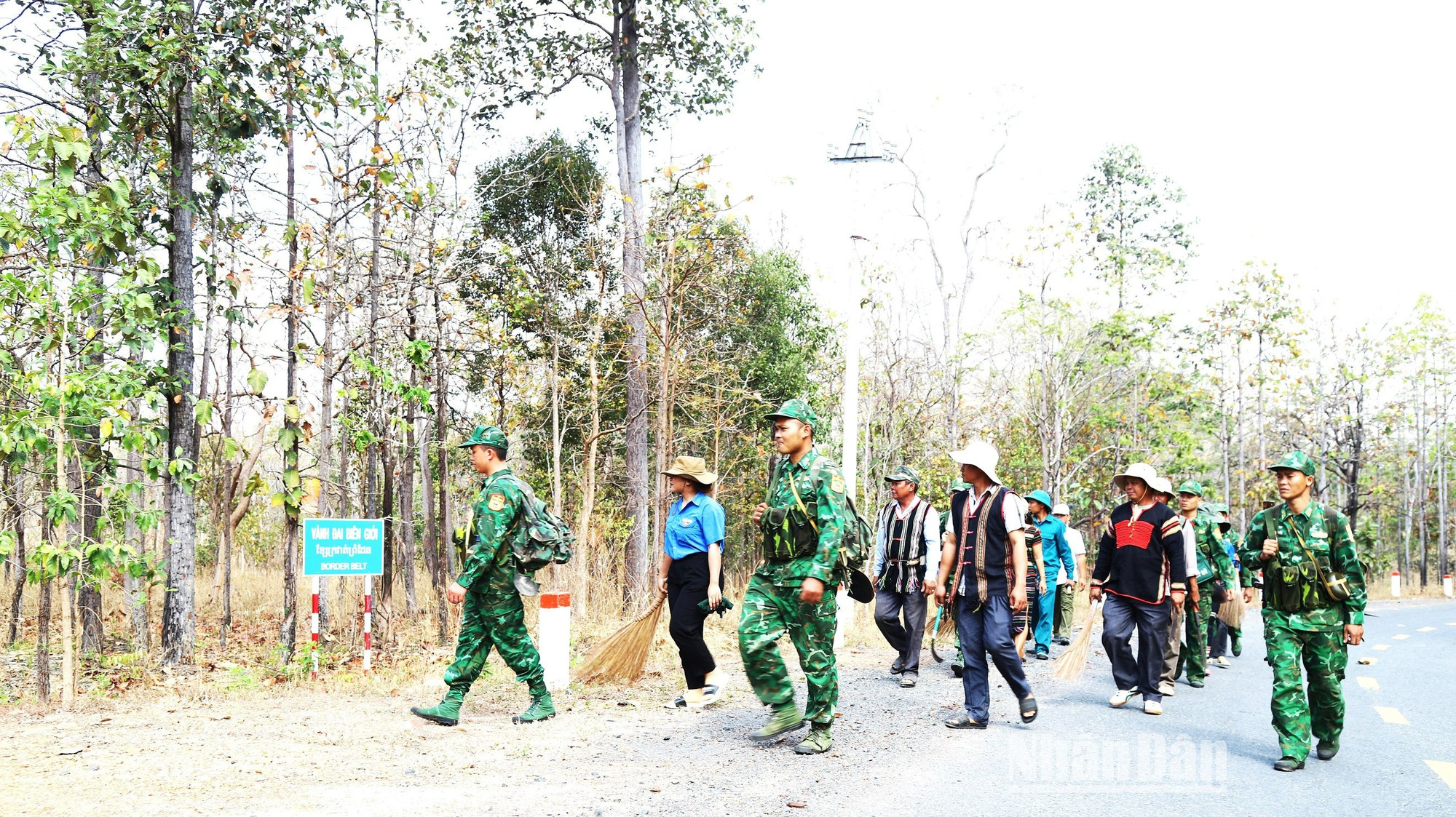 Cán bộ và nhân dân các dân tộc xã biên giới Krông Na, huyện Buôn Đôn phối hợp các cán bộ, chiến sĩ Đồn Biên phòng Sê-rê-pốk tổ chức tuần tra bảo vệ biên giới. Cán bộ và nhân dân các dân tộc xã biên giới Krông Na, huyện Buôn Đôn phối hợp các cán bộ, chiến sĩ Đồn Biên phòng Sê-rê-pốk tổ chức tuần tra bảo vệ biên giới.