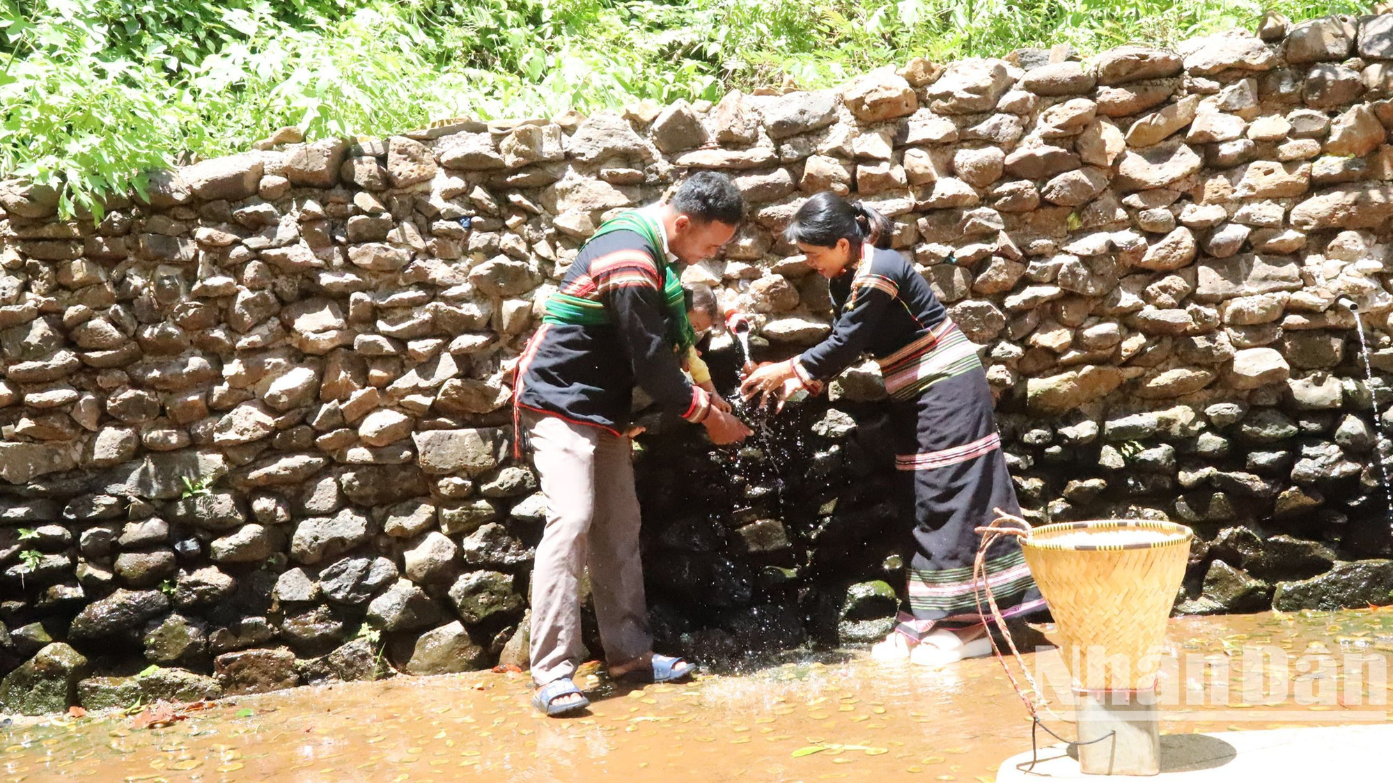 Hàng ngày, đồng bào Ê Đê ở buôn Klia, phường Đạt Hiếu, thị xã Buôn Hồ xuống bến nước để lấy nước về sinh hoạt.