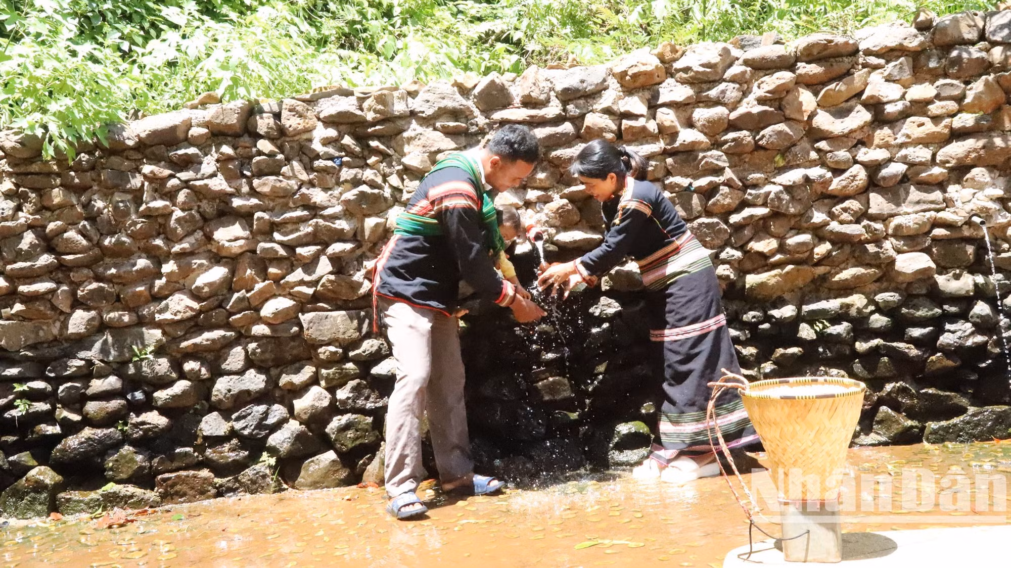 Hàng ngày, đồng bào Ê Đê ở buôn Klia, phường Đạt Hiếu, thị xã Buôn Hồ xuống bến nước để lấy nước về sinh hoạt.