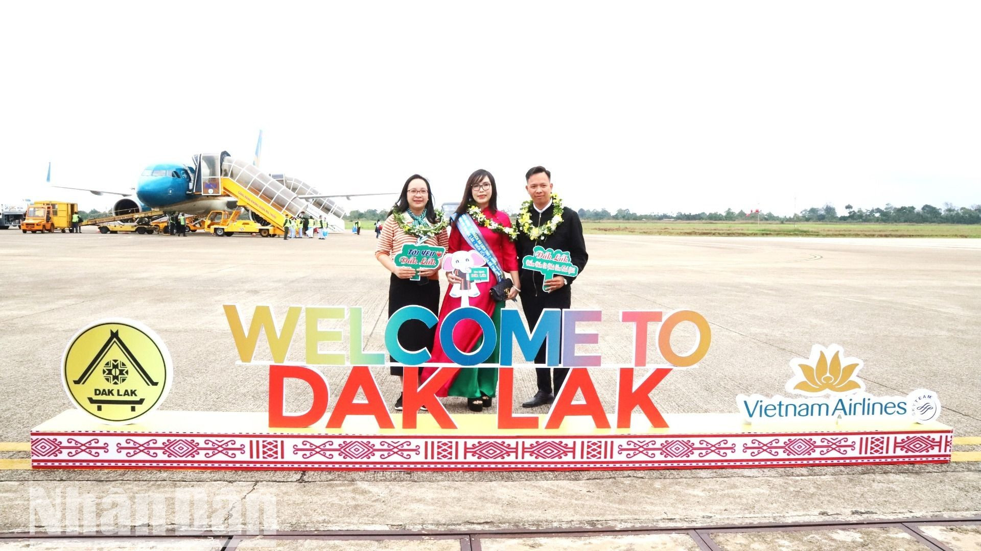 Chị Lưu Minh Lan (người đứng giữa) ở quận Long Biên, thành phố Hà Nội là vị khách du lịch thứ 1,5 triệu trong đoàn khách du lịch đầu tiên đến tỉnh Đắk Lắk nhân dịp Tết Dương lịch năm 2025. Chị Lưu Minh Lan (người đứng giữa) ở quận Long Biên, thành phố Hà Nội là vị khách du lịch thứ 1,5 triệu trong đoàn khách du lịch đầu tiên đến tỉnh Đắk Lắk nhân dịp Tết Dương lịch năm 2025.
