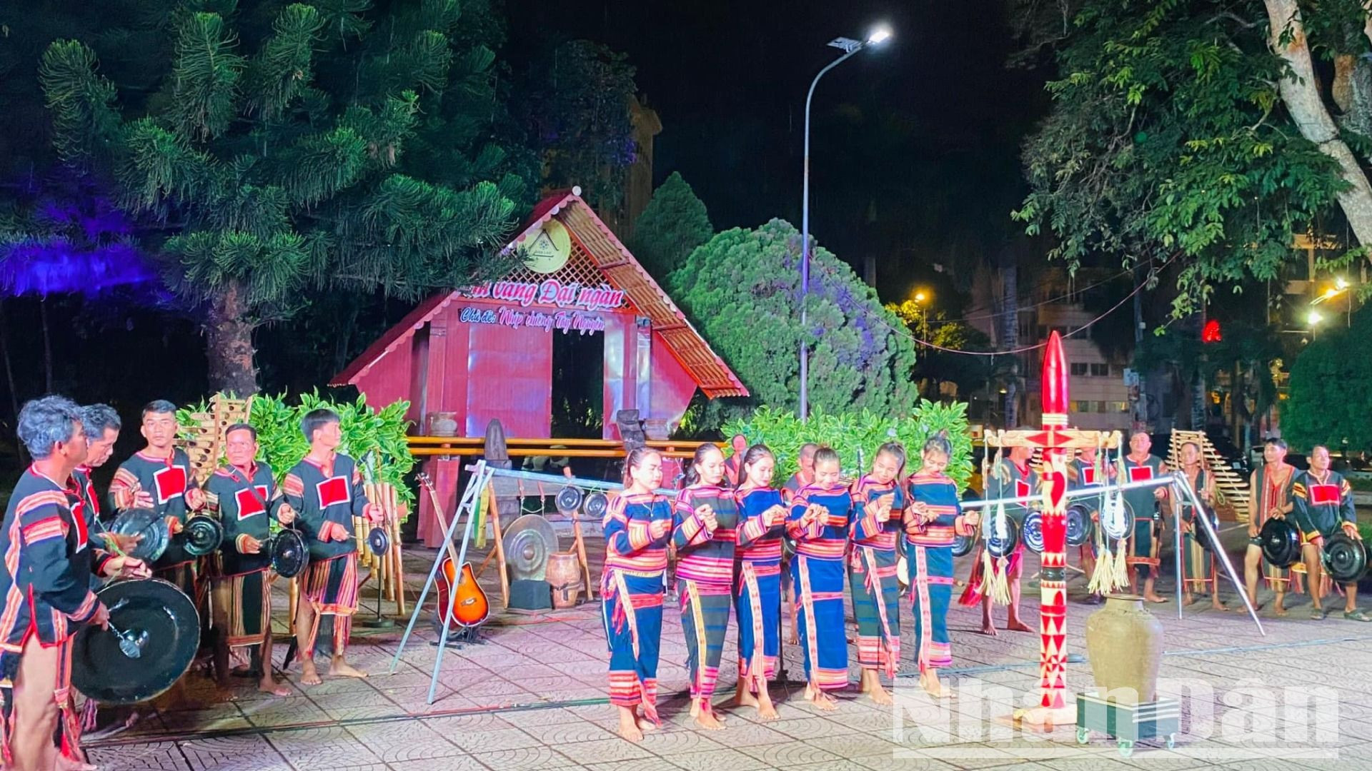 Những năm gần đây, Sở Văn hóa-Thể thao và Du lịch tỉnh Đắk Lắk còn tổ chức biểu diễn định kỳ một tháng hai chương trình văn hóa cồng chiêng phục vụ nhân dân và du khách tại Trung tâm Văn hóa tỉnh và tổ chức nhiều hoạt động liên quan đến bảo tồn văn hóa cồng chiêng.