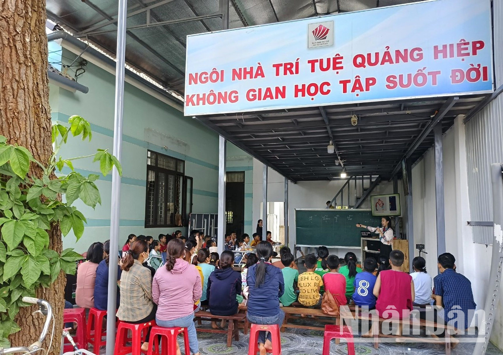 Vào dịp cuối tuần, đông đảo các phụ huynh ở địa phương đưa con em mình đến học tập miễn phí tại Ngôi nhà trí tuệ của vợ chồng thầy Mai Văn Chuyền và cô Vũ Thị Nhung.