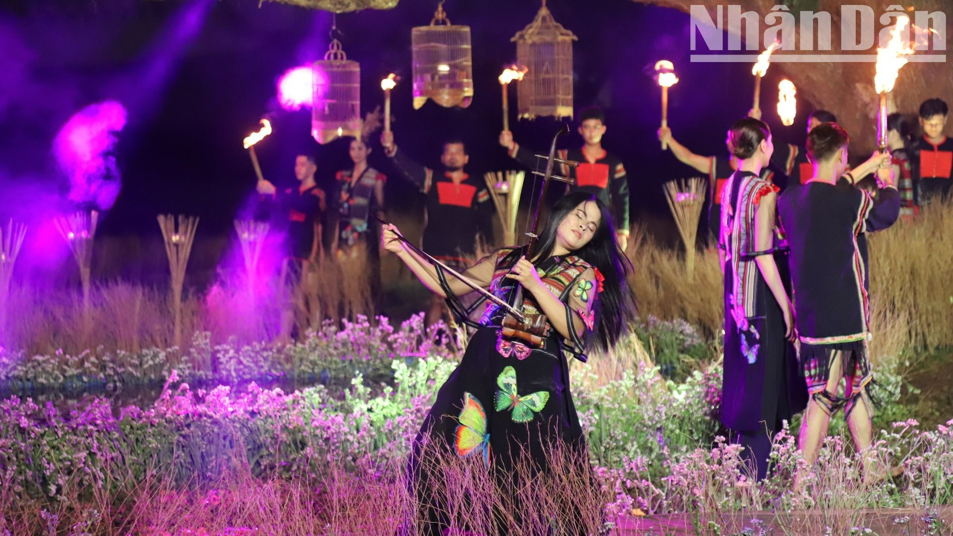 Trang phục sắc màu thổ cẩm Tây Nguyên kết hợp với thời trang thời thượng được các nghệ sĩ mặc biểu diễn tại chương trình khiến cho chương trình "Vũ điệu Ban Mê" thêm say đắm.