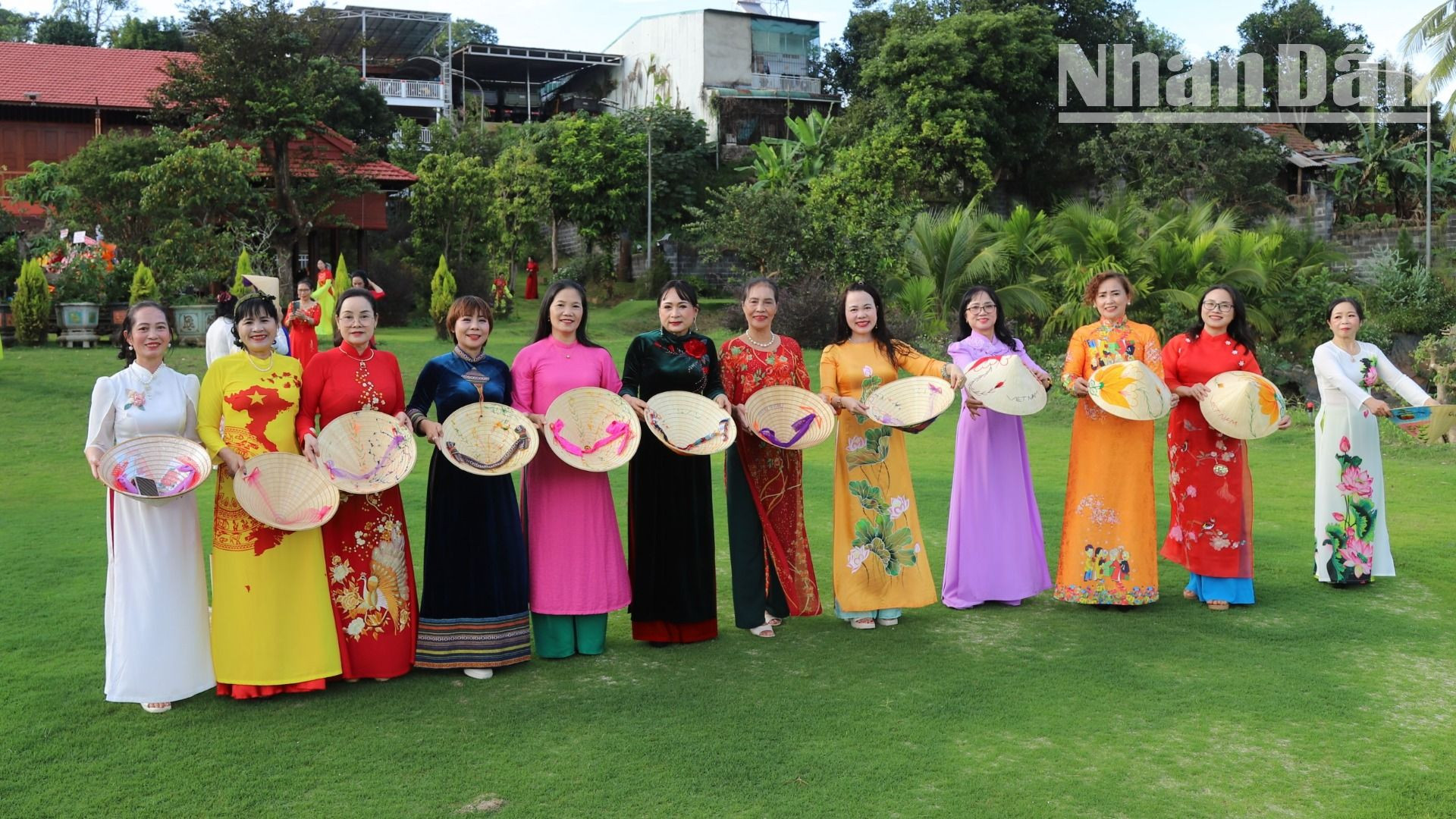 Các thành viên Câu lạc bộ gồm những phụ nữ nhiều lứa tuổi và nhiều thành phần, lĩnh vực khác nhau trong xã hội.