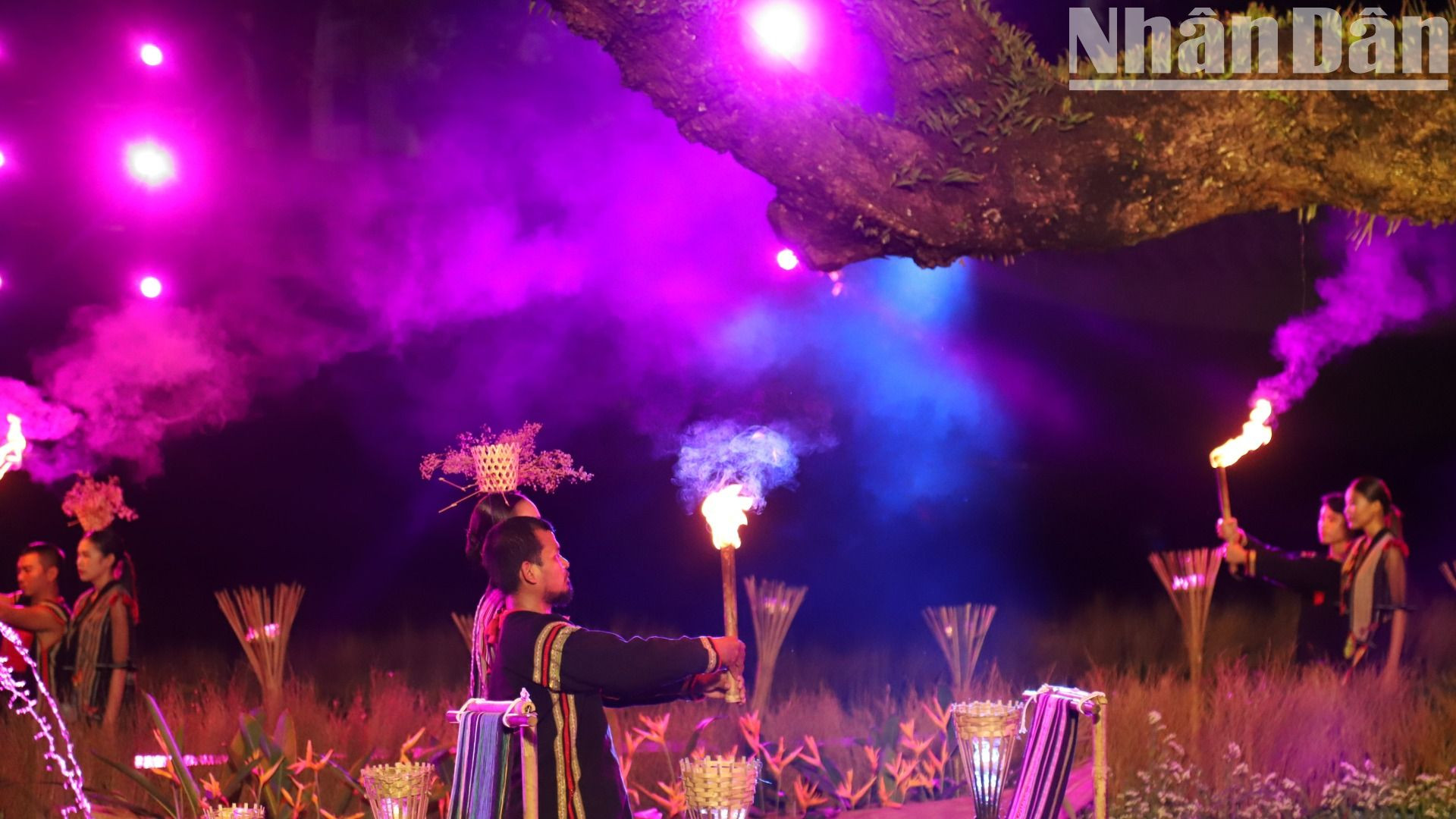 Chương trình diễn ra dưới những tán cây cổ thụ kết hợp tái hiện các nghi lễ linh thiêng, huyền bí của đồng bào dân tộc Ê Đê đưa khán giả như trở về thời kỳ xa xưa của đồng bào Tây Nguyên.