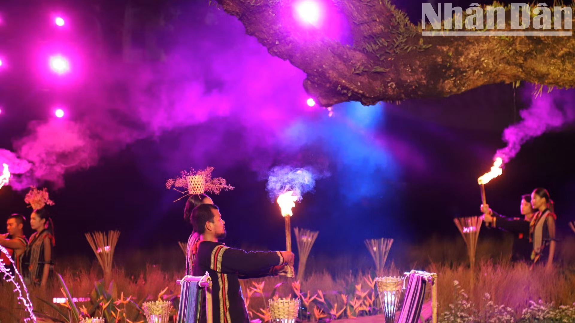 Chương trình diễn ra dưới những tán cây cổ thụ kết hợp tái hiện các nghi lễ linh thiêng, huyền bí của đồng bào dân tộc Ê Đê đưa khán giả như trở về thời kỳ xa xưa của đồng bào Tây Nguyên.