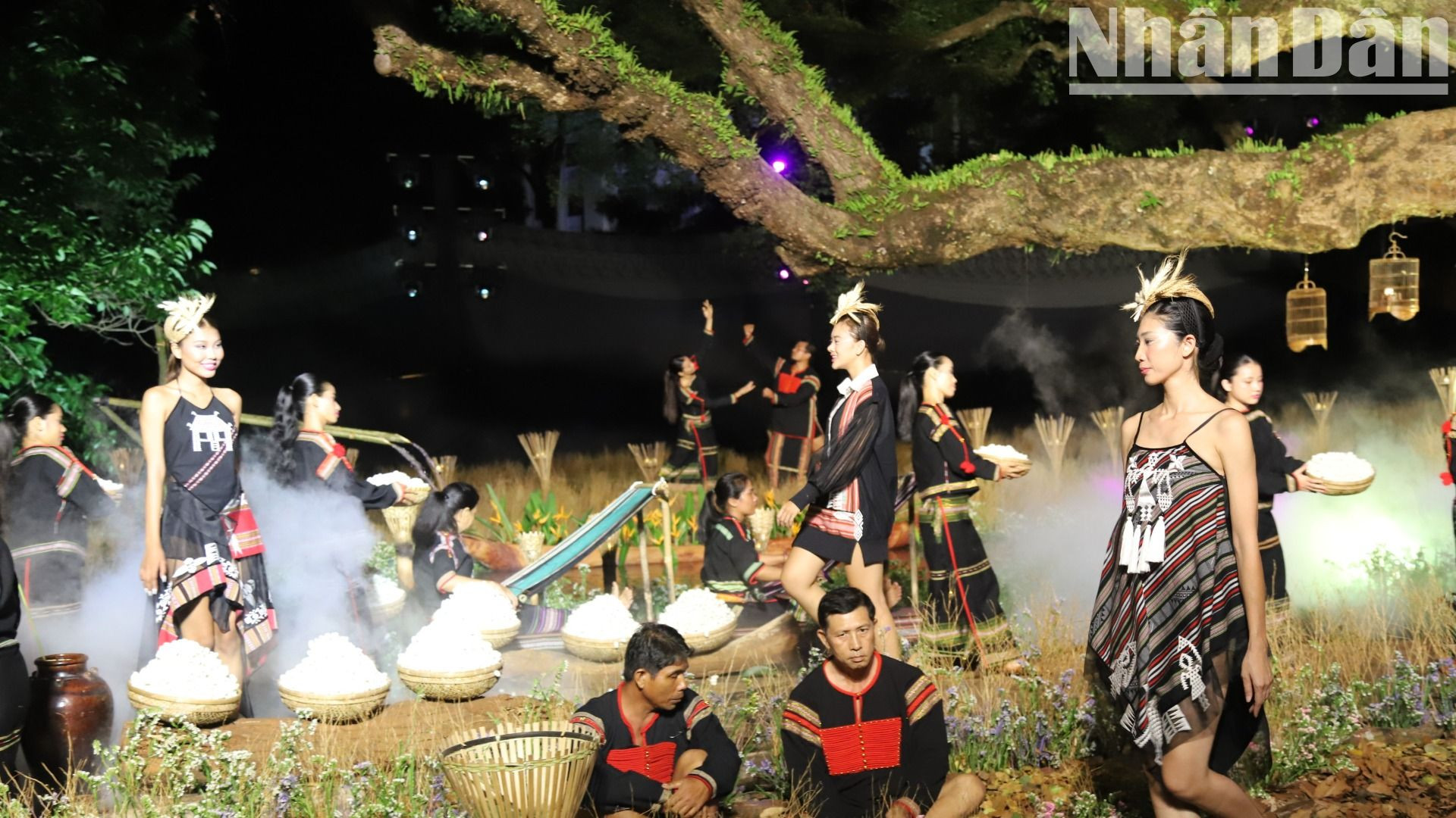 Sắc màu thổ cẩm được thiết kế với các trang phục thời trang thời thượng khiến cho trang phục thêm cuốn hút.