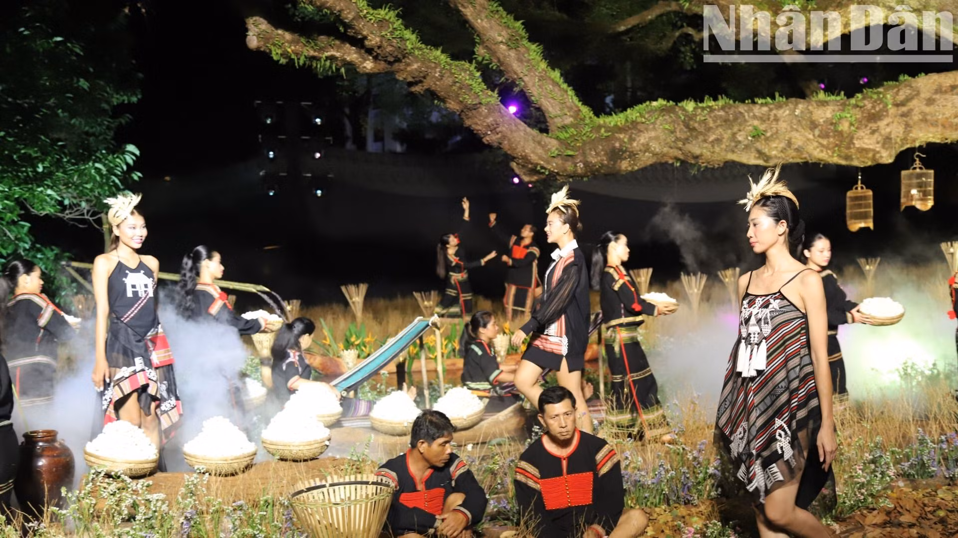 Sắc màu thổ cẩm được thiết kế với các trang phục thời trang thời thượng khiến cho trang phục thêm cuốn hút.