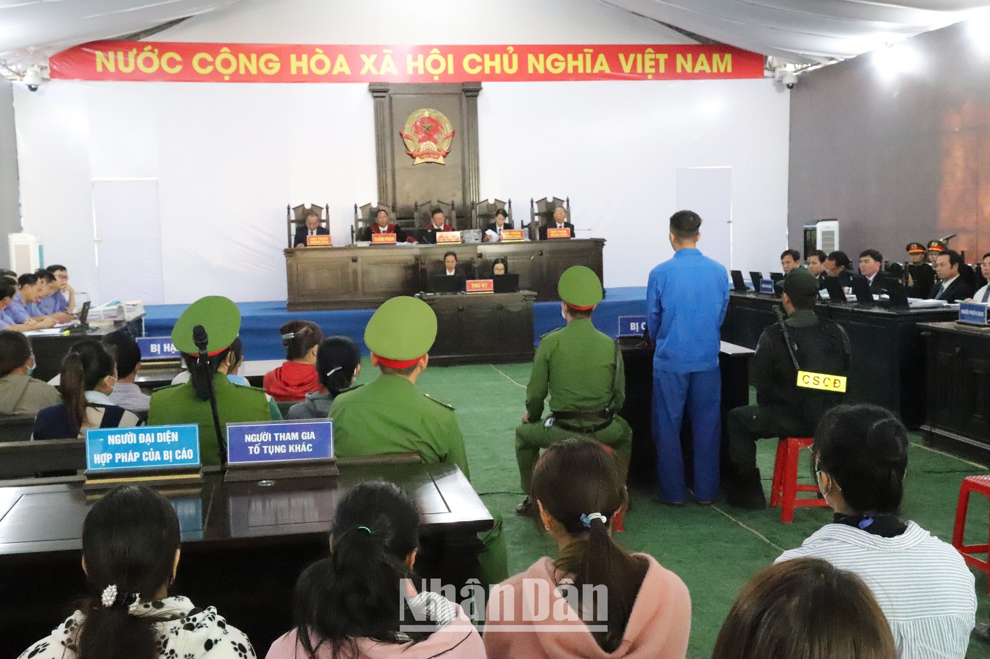 Hội đồng xét xử thẩm vấn, xét hỏi các bị cáo.