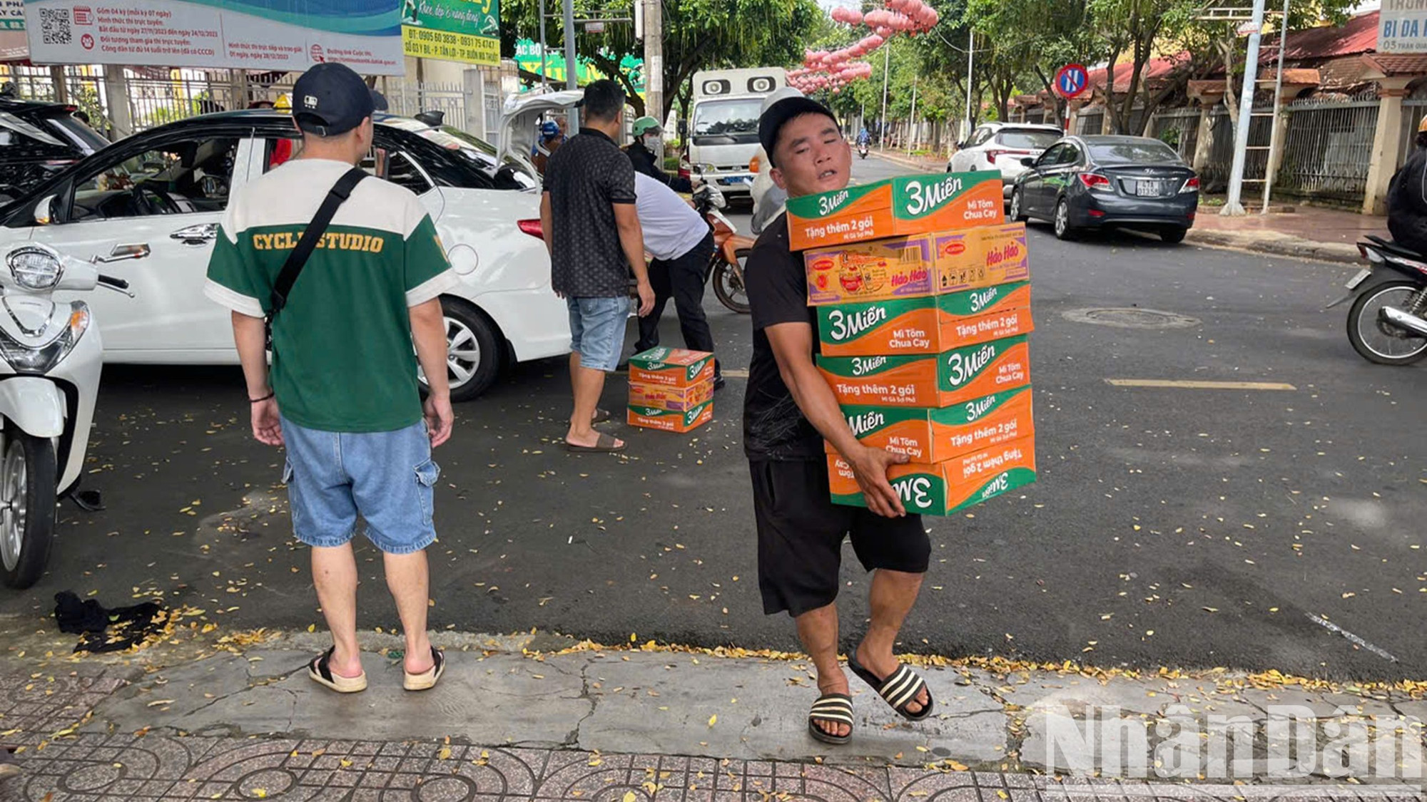 Người dân mang mỳ tôm đến ủng hộ đồng bào vùng lũ phía bắc.