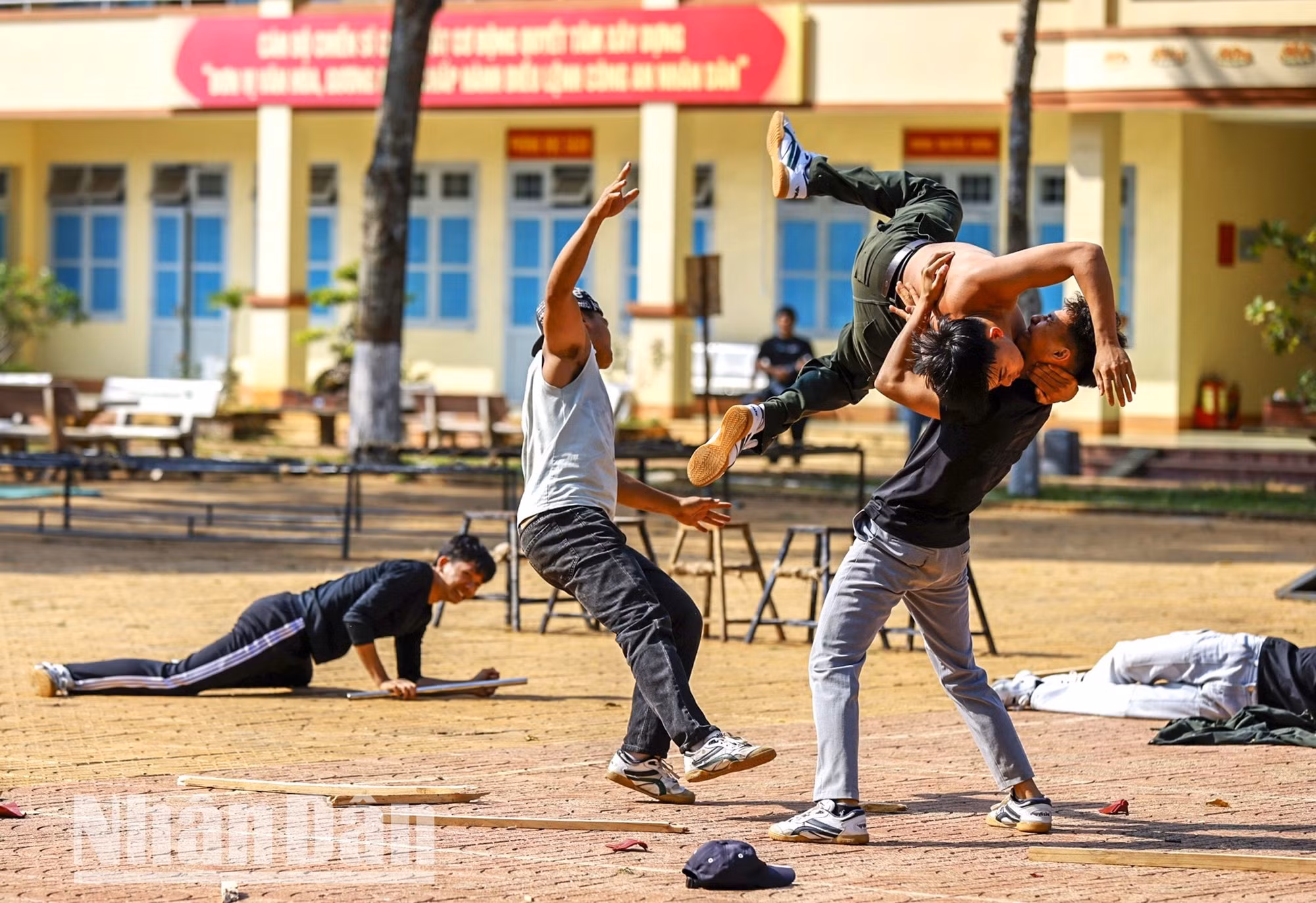 Là lực lượng luôn có mặt sớm nhất khi xảy ra các điểm nóng, vụ việc mất an ninh trật tự nên lực lượng cảnh sát cơ động luôn giỏi về võ thuật Công an nhân dân.