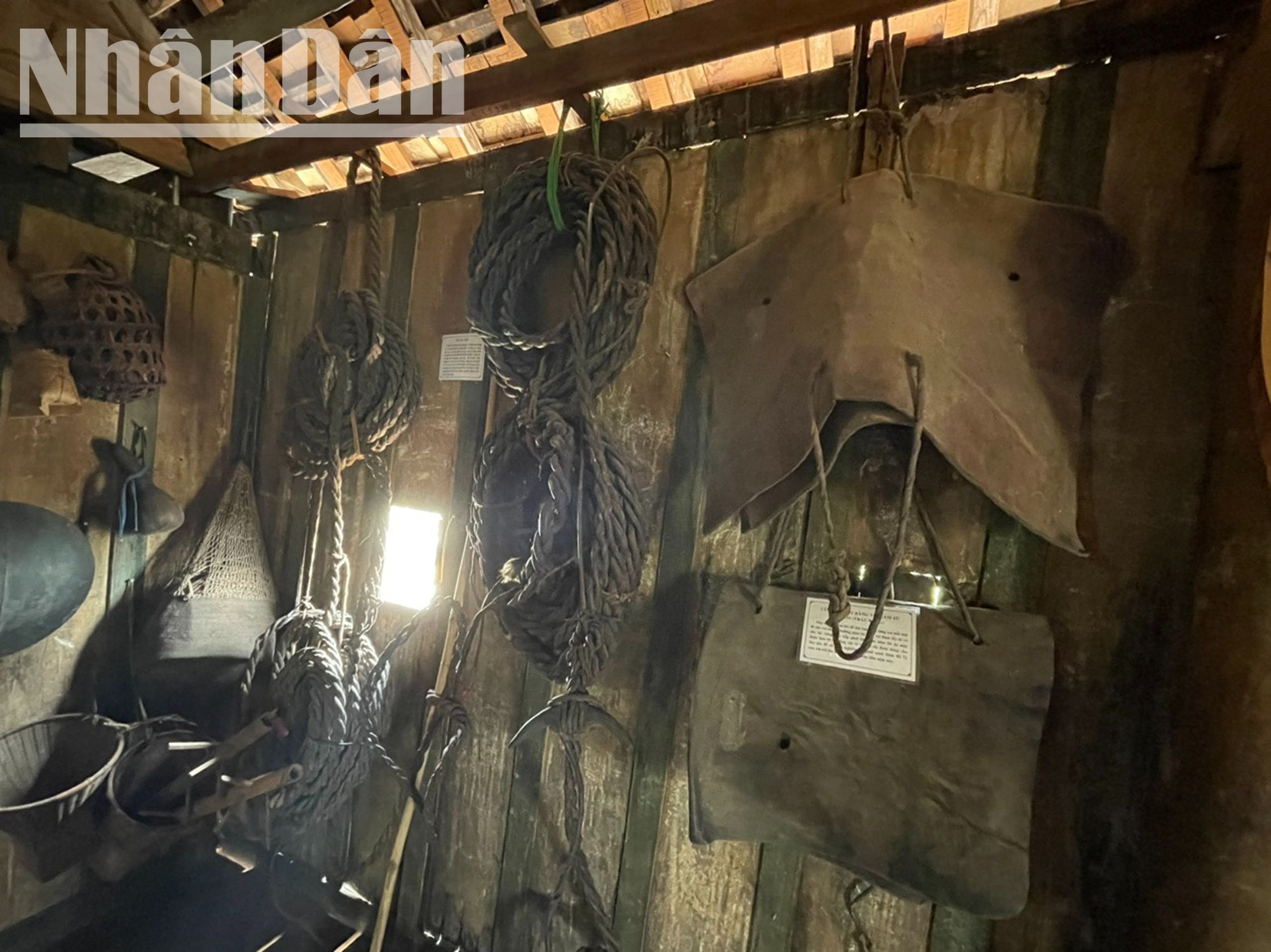 Các dụng cụ sử dụng để săn bắt voi rừng như dây da trâu, dây thọng lọng, tấm nệm lót bành voi được làm bằng da trâu rừng. Các dụng cụ sử dụng để săn bắt voi rừng như dây da trâu, dây thọng lọng, tấm nệm lót bành voi được làm bằng da trâu rừng.