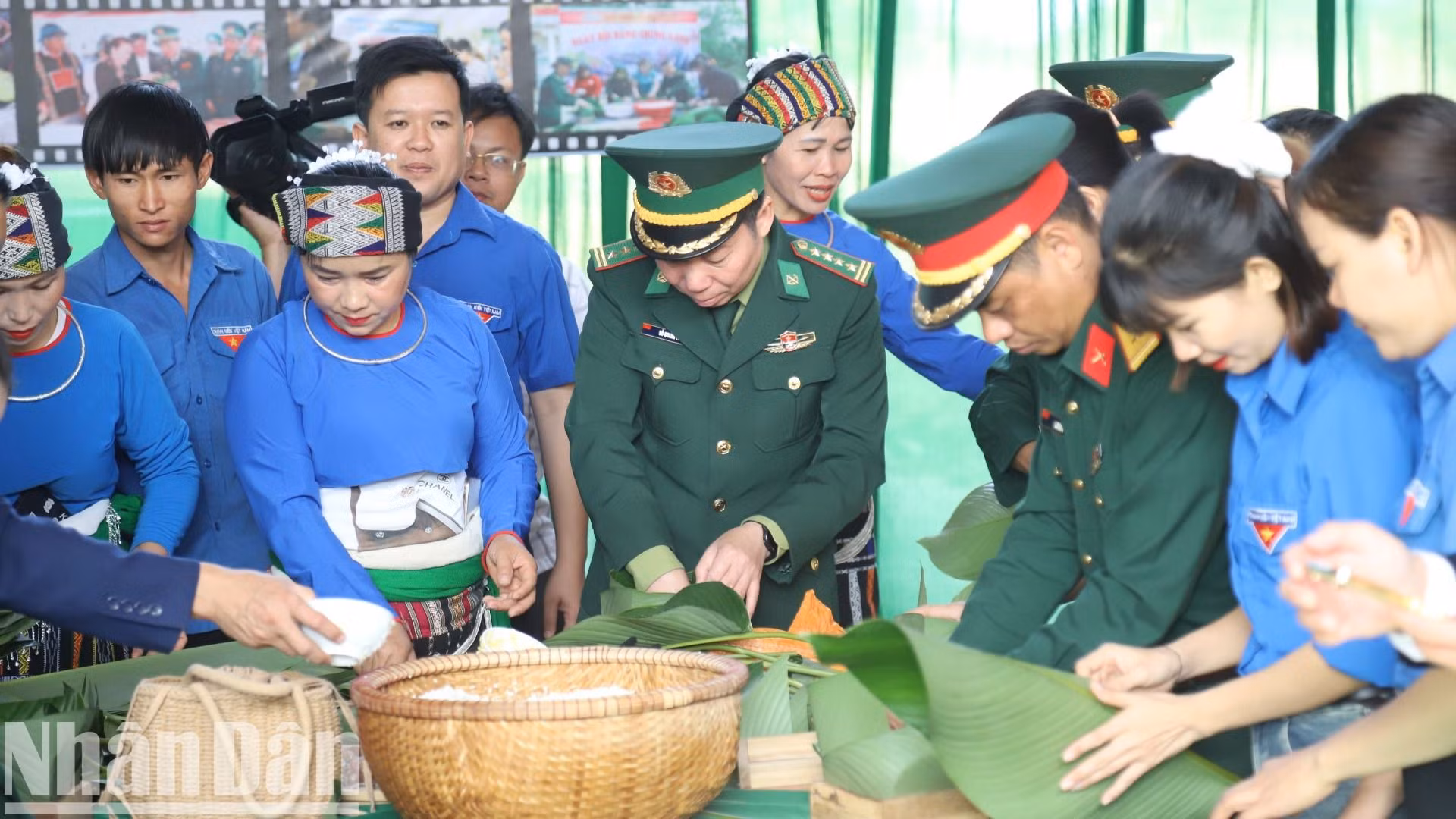 Đại tá Đỗ Quang Thấm, Bí thư Đảng ủy, Chính ủy Bộ đội Biên phòng tỉnh Đắk Lắk tham gia gói bánh chưng tại chương trình tặng nhân dân biên giới đón Tết.