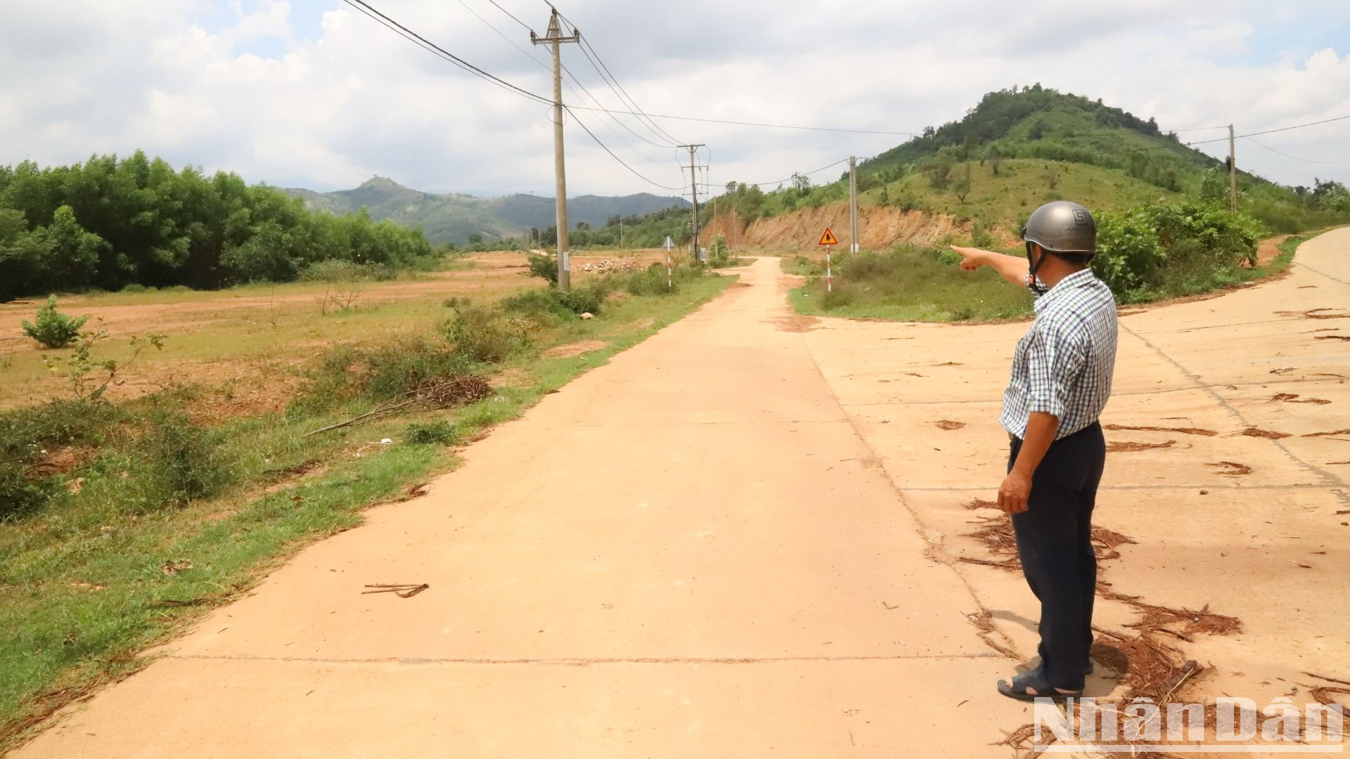 Bên cạnh đó, hiện nay tại dự án này chưa có hệ thống thoát nước nên mỗi khi mưa xuống, nước chảy tràn lan, gây xói lở. Bên cạnh đó, hiện nay tại dự án này chưa có hệ thống thoát nước nên mỗi khi mưa xuống, nước chảy tràn lan, gây xói lở.