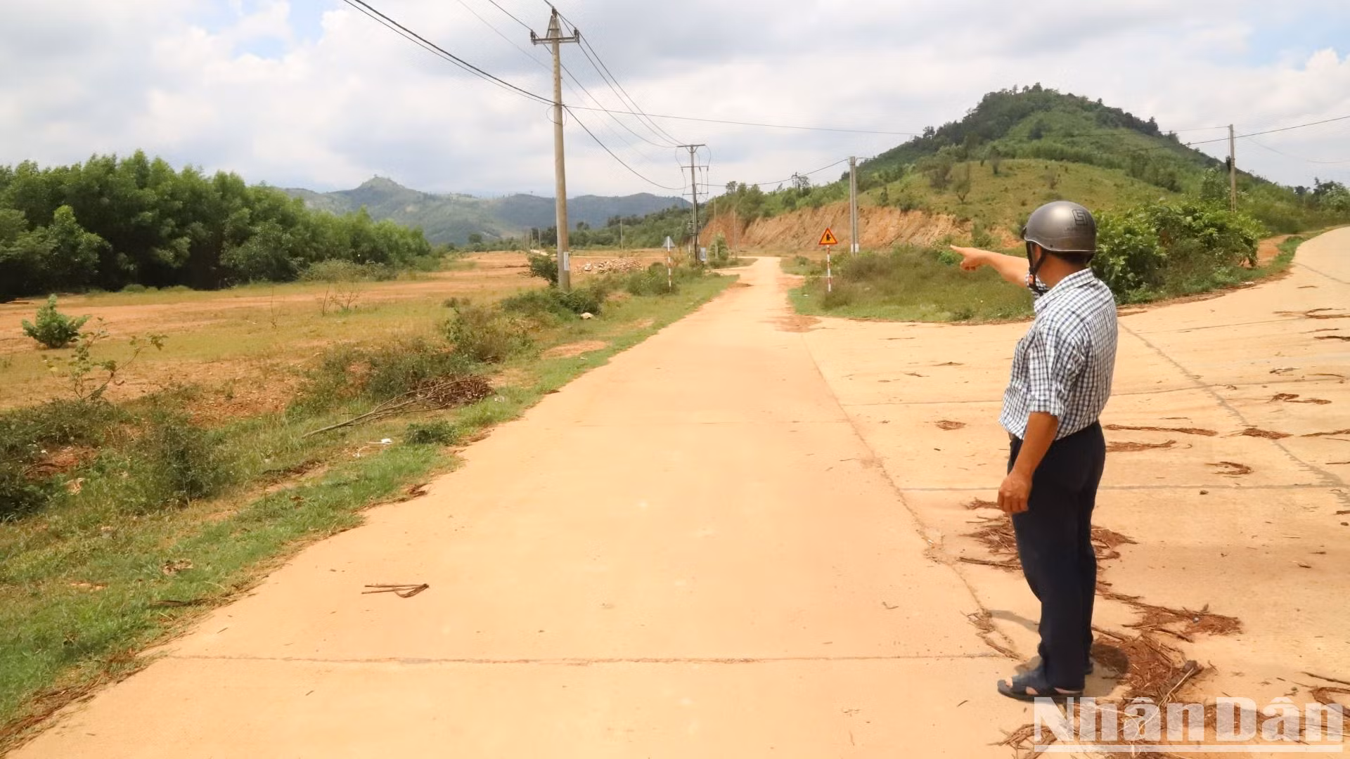 Bên cạnh đó, hiện nay tại dự án này chưa có hệ thống thoát nước nên mỗi khi mưa xuống, nước chảy tràn lan, gây xói lở.