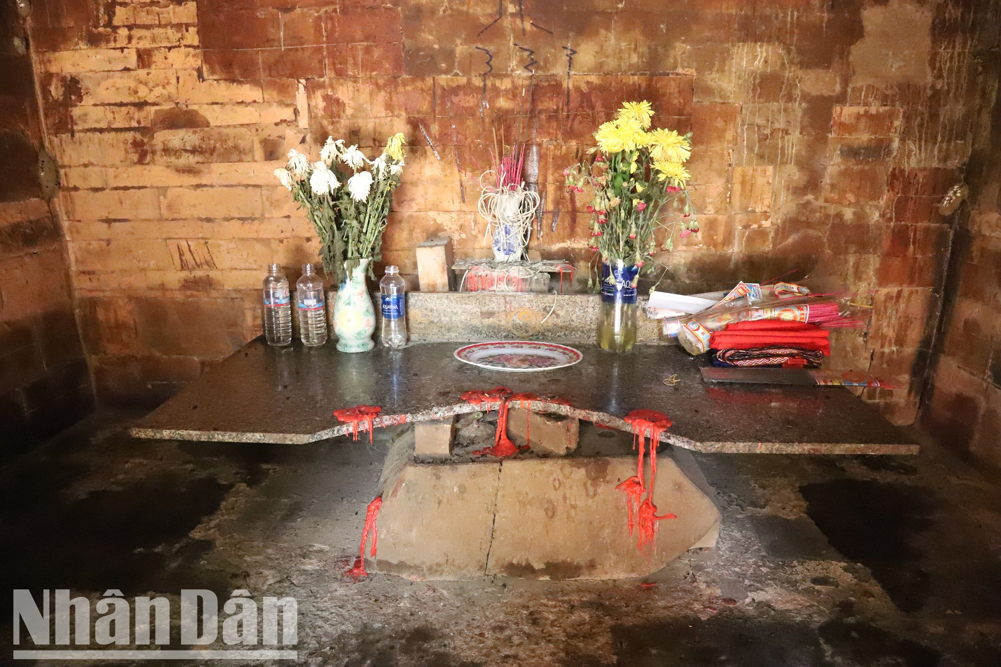 Bàn thờ trong lòng Tháp Yang Prong.