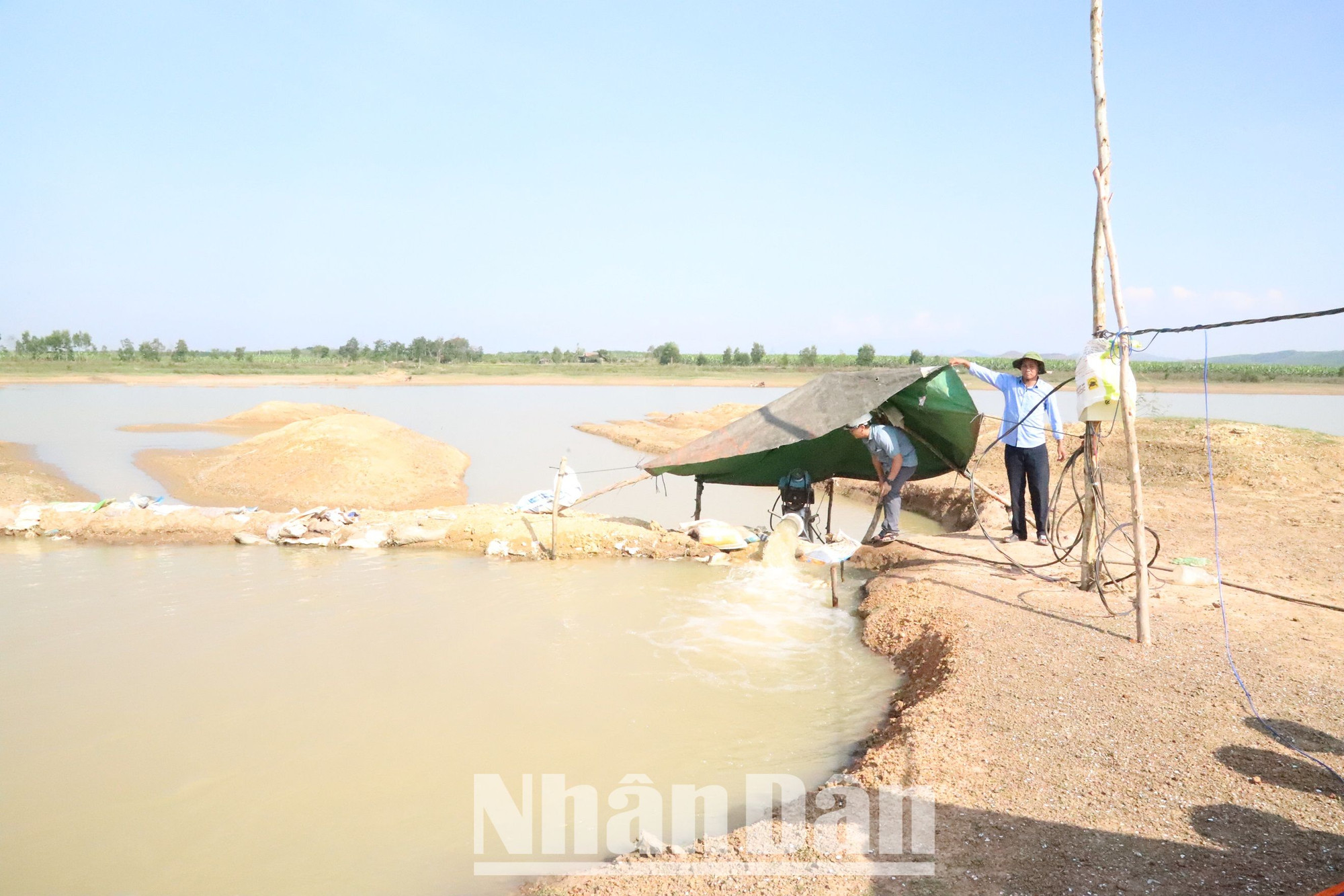 Công ty trách nhiệm hữu hạn một thành viên quản lý công trình thủy lợi Đắk Lắk đặt các máy bơm tận dụng bơm nguồn nước còn lại dưới đáy hồ phục vụ nhân dân chống hạn.