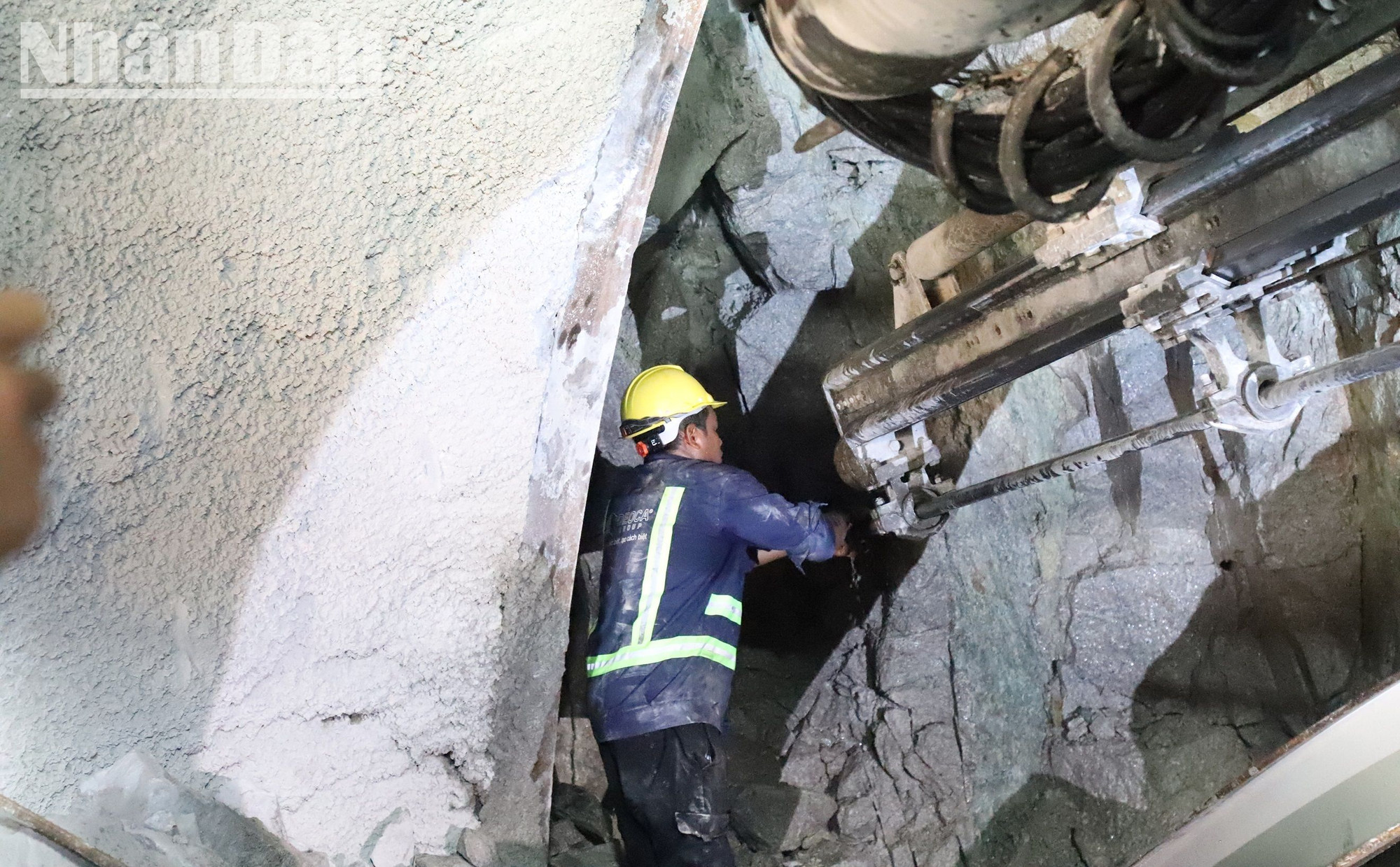 Các kỹ sư kiểm tra mũi khoan trong hầm Phượng Hoàng. Các kỹ sư kiểm tra mũi khoan trong hầm Phượng Hoàng.