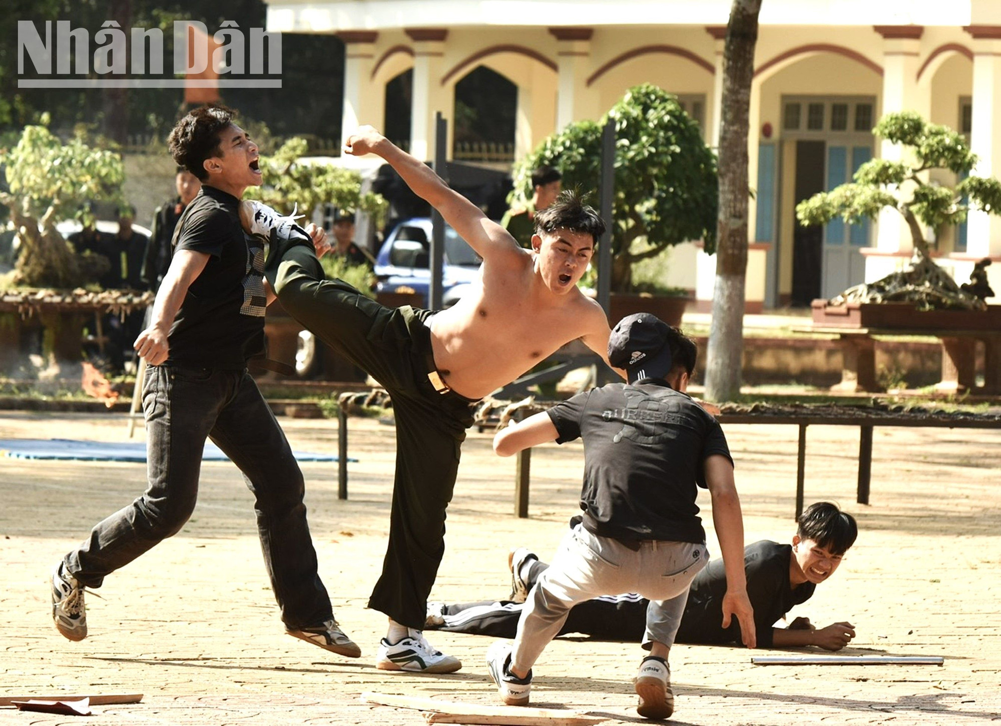 Huấn luyện võ thuật để trấn áp tội phạm.