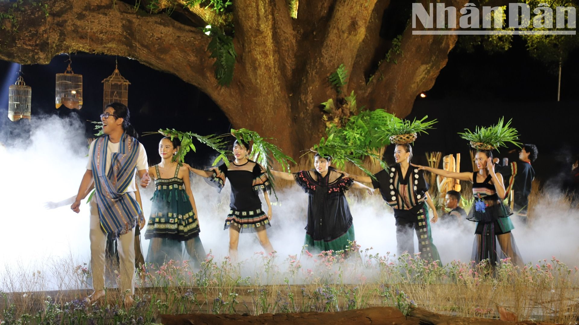 Sắc màu thổ cẩm không chỉ thể hiện nét văn hóa độc đáo, đậm đà bản sắc dân tộc mà còn là sản phẩm thể hiện chiều sâu văn hóa, kết nối quá khứ với hiện tại.