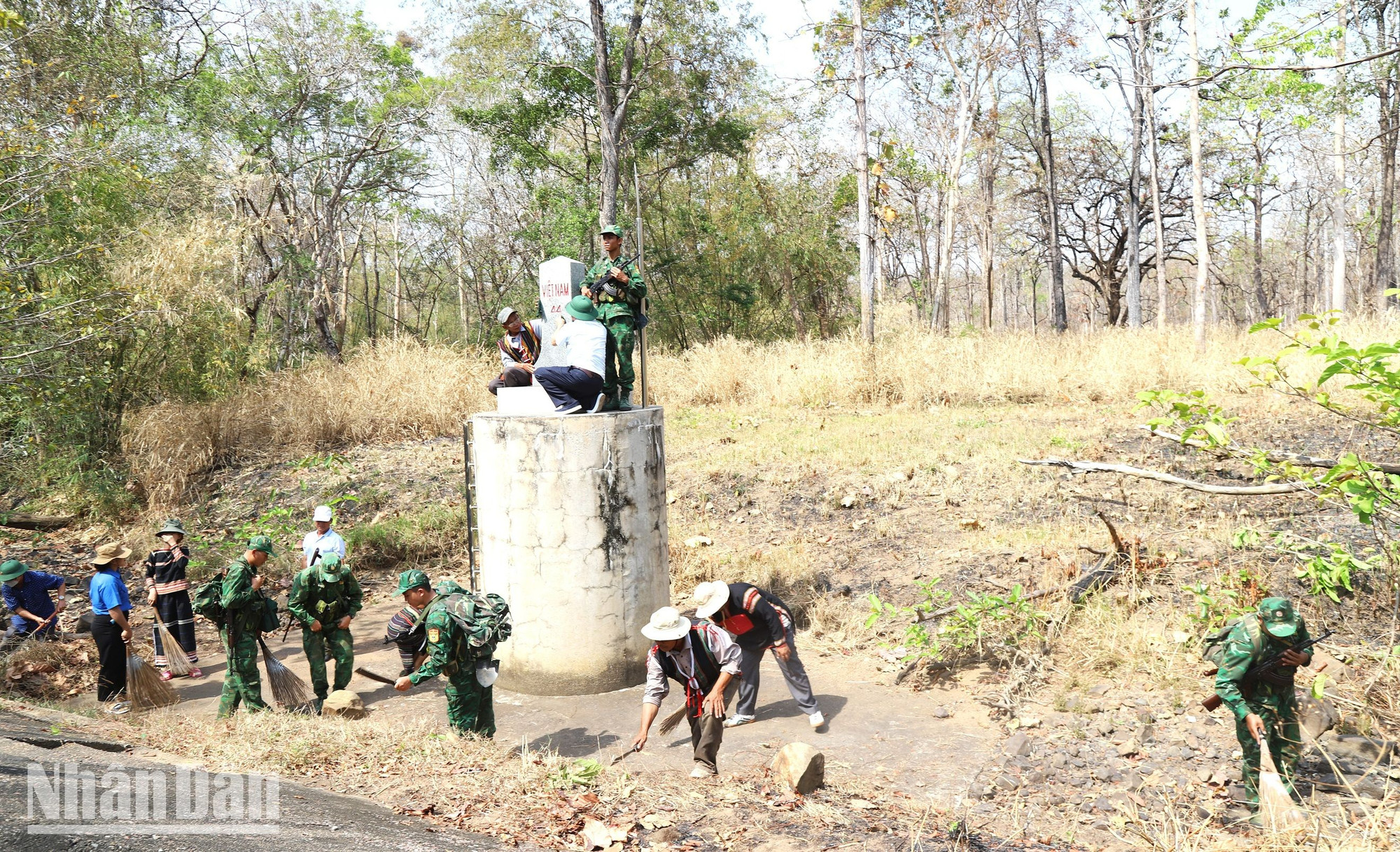 Cán bộ và nhân dân các dân tộc xã biên giới Krông Na, huyện Buôn Đôn phối hợp các cán bộ, chiến sĩ Đồn Biên phòng Sê-rê-pốk dọn vệ sinh khu vực cột mốc chủ quyền biên giới quốc gia do Đồn quản lý. Cán bộ và nhân dân các dân tộc xã biên giới Krông Na, huyện Buôn Đôn phối hợp các cán bộ, chiến sĩ Đồn Biên phòng Sê-rê-pốk dọn vệ sinh khu vực cột mốc chủ quyền biên giới quốc gia do Đồn quản lý.