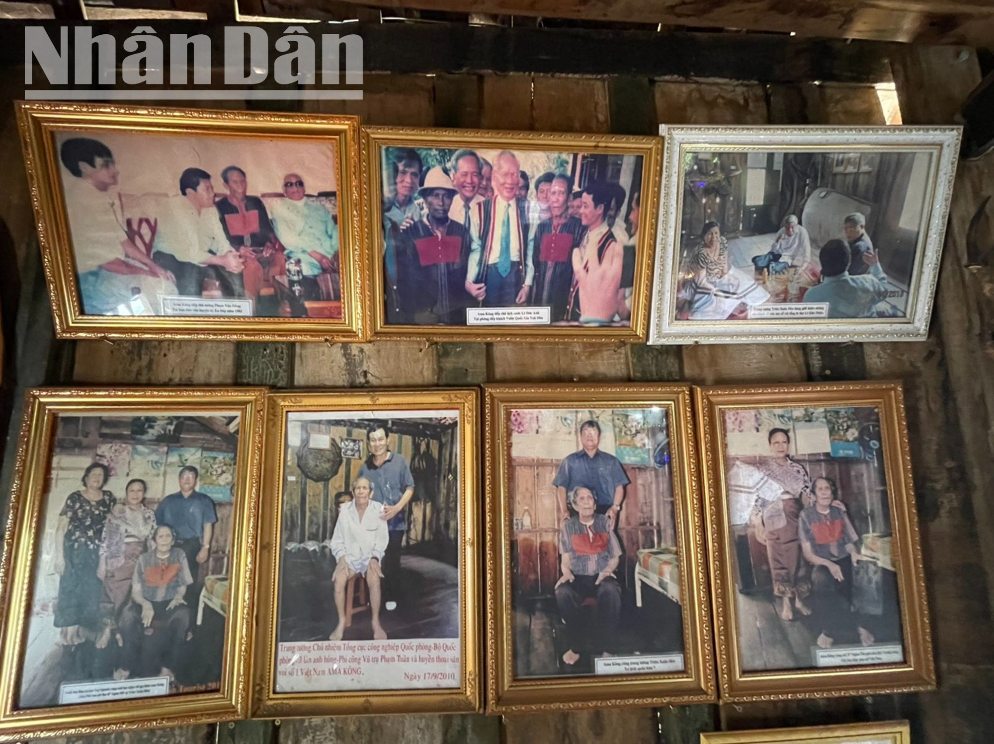 Tại gian khách của ngôi nhà sàn cổ của vua voi, hiện treo rất nhiều bức của các đồng chí lãnh đạo Đảng, Nhà nước đến thăm như: cố Tổng Bí thư Lê Khả Phiêu; cố Chủ tịch nước Lê Đức Anh; cố Thủ tướng Chính phủ Phạm Văn Đồng... Tại gian khách của ngôi nhà sàn cổ của vua voi, hiện treo rất nhiều bức của các đồng chí lãnh đạo Đảng, Nhà nước đến thăm như: cố Tổng Bí thư Lê Khả Phiêu; cố Chủ tịch nước Lê Đức Anh; cố Thủ tướng Chính phủ Phạm Văn Đồng...