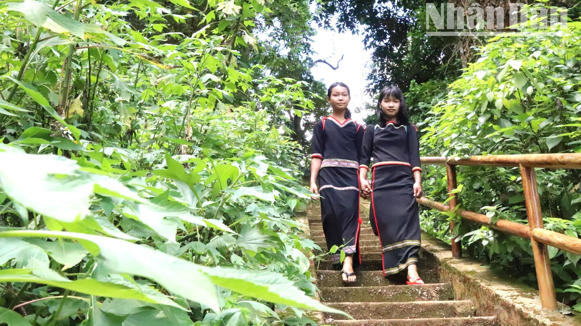 Do bến nước nằm khá sâu nên đường xuống bến nước đã được xây dựng kiên cố giúp cho việc lên xuống được thuận lợi hơn trước. Do bến nước nằm khá sâu nên đường xuống bến nước đã được xây dựng kiên cố giúp cho việc lên xuống được thuận lợi hơn trước.