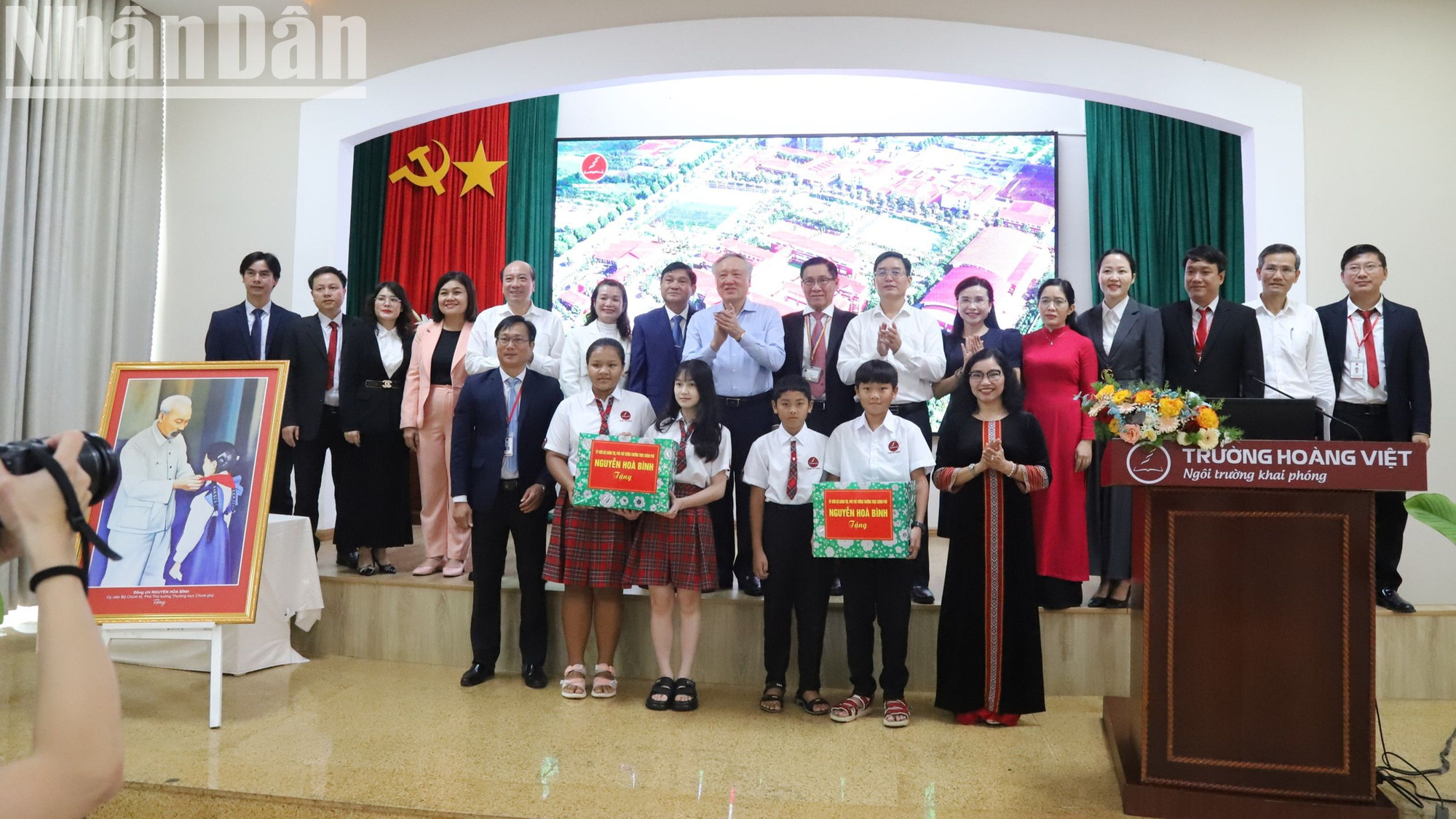 Phó Thủ tướng Thường trực Chính phủ Nguyễn Hòa Bình tặng quà Trung thu cho các cháu học sinh Trường Hoàng Việt,