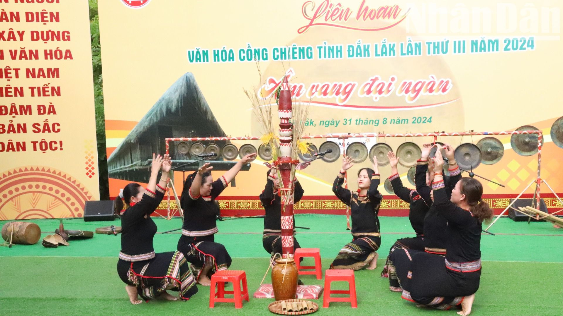 Đời sống được nâng lên, đồng bào các dân tộc thiểu số trong tỉnh luôn chú trọng bảo tồn và phát huy các giá trị văn hóa truyền thống. Đời sống được nâng lên, đồng bào các dân tộc thiểu số trong tỉnh luôn chú trọng bảo tồn và phát huy các giá trị văn hóa truyền thống.