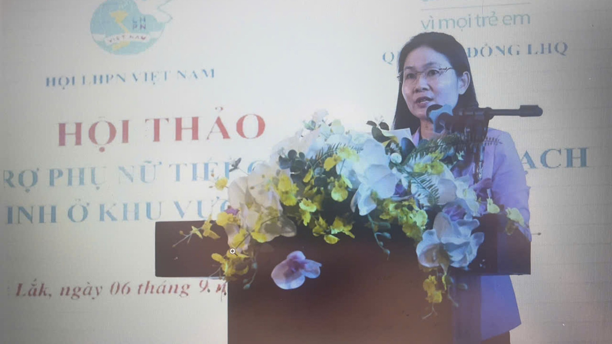 Phó Chủ tịch Hội Liên hiệp phụ nữ Việt Nam Tôn Ngọc Hạnh phát biểu tại hội thảo.