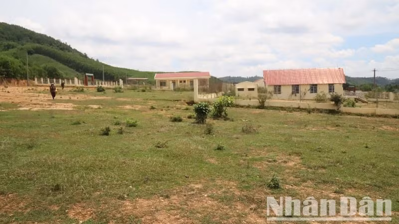 Dù được đầu tư xây dựng hơn 70 tỷ đồng nhưng do những vướng mắc, thay đổi về đối tượng thụ hưởng và bất cập trong xây dựng cơ sở hạ tầng nên đến nay, Dự án định canh, định cư xã Ea Yiêng bị bỏ hoang đã 3 năm nay.