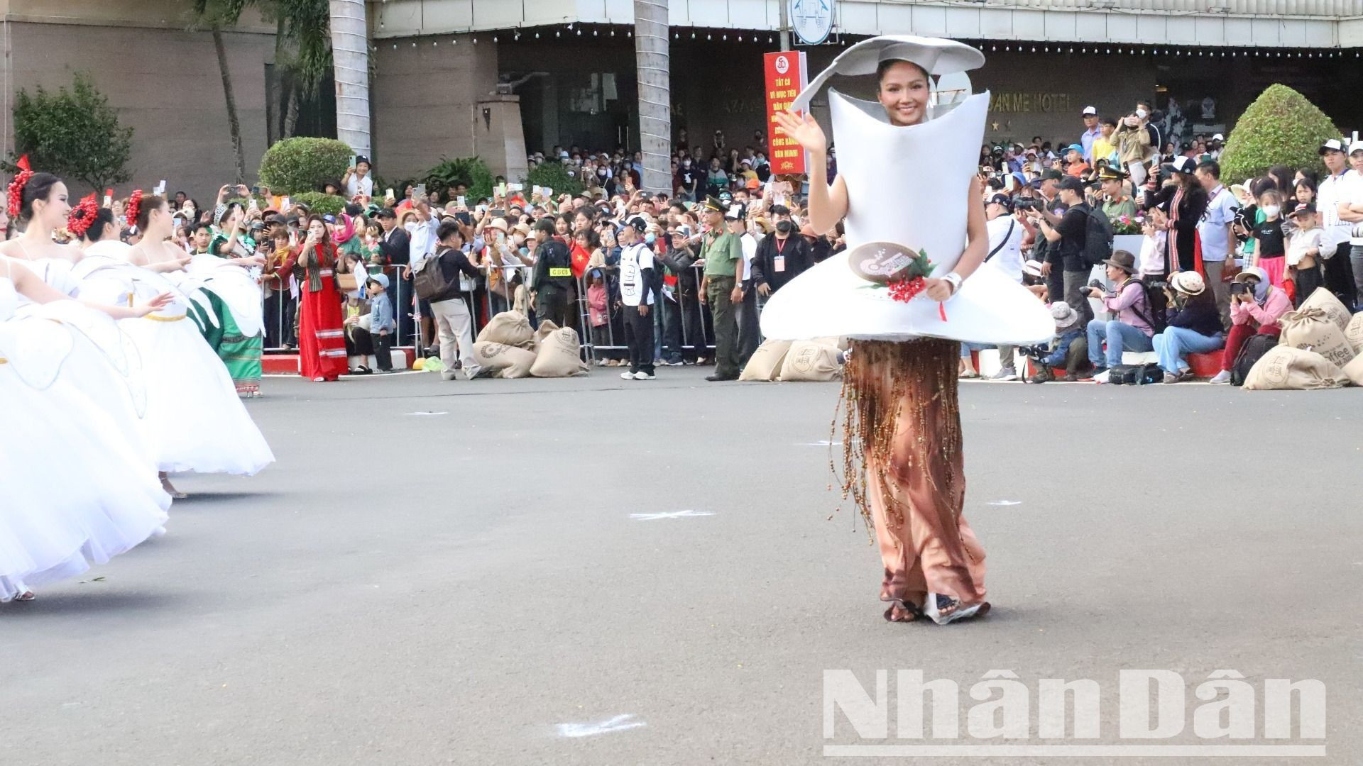 Hoa hậu hoàn vũ Việt Nam 2017, Top 5 Hoa hậu hoàn vũ Thế giới năm 2018 – H’Hen Niê, đại sứ truyền thông của lễ hội trong trang phục phin cà-phê để tuyên truyền, quảng bá cà-phê Buôn Ma Thuột.