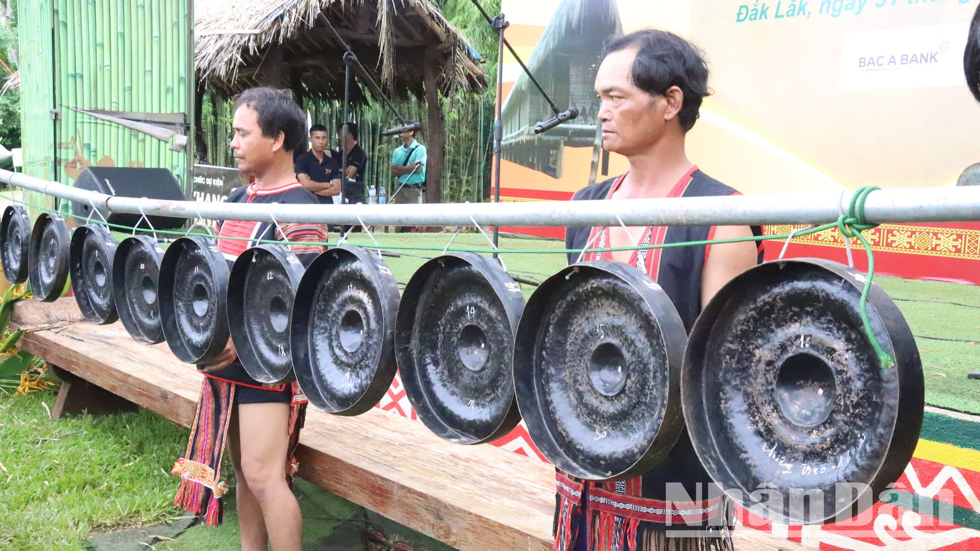 Các nghệ dân dân tộc Jrai,huyện Ea Súp diễn tấu cồng chiêng.